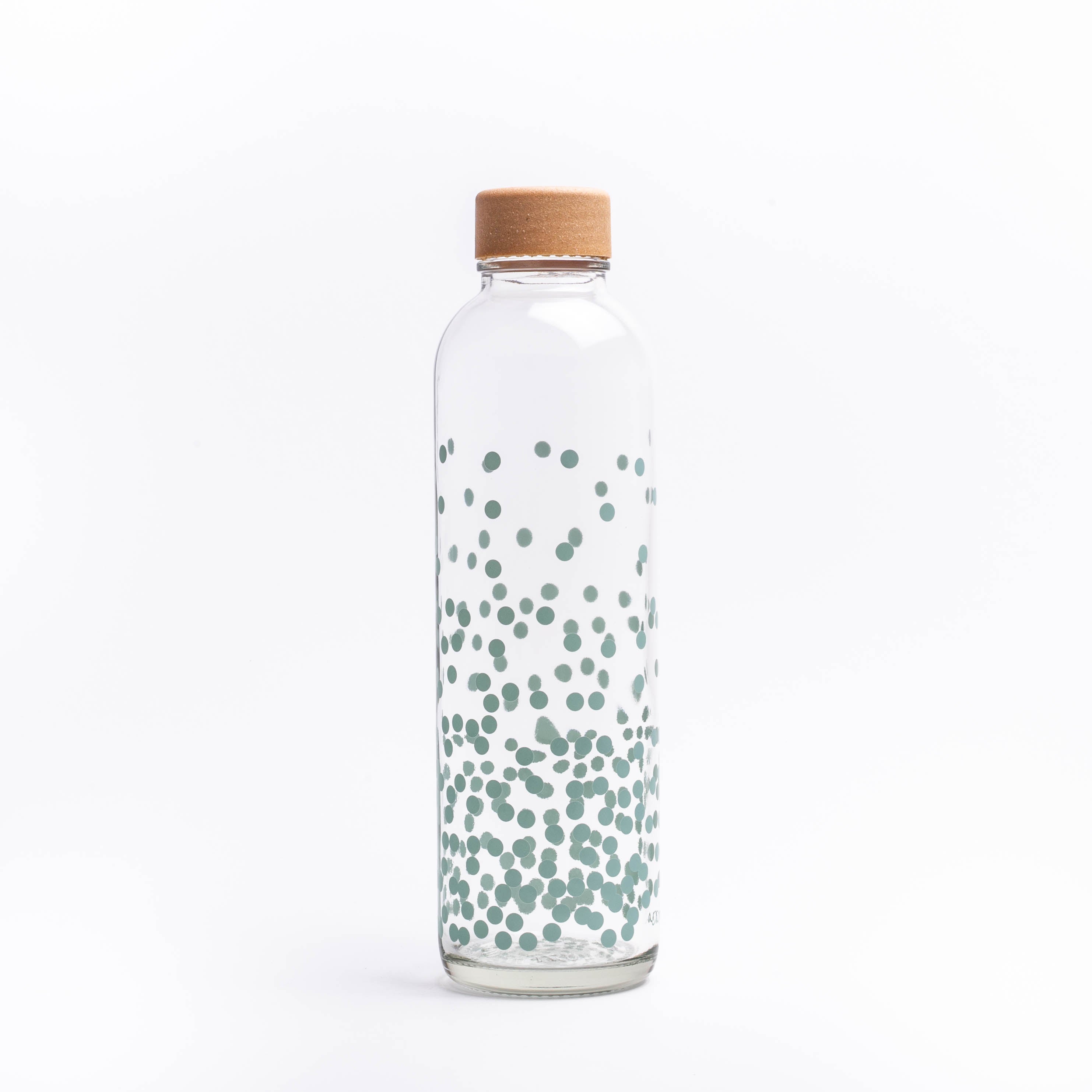 Klare Glasflasche mit Korkverschluss und grünem Punktmuster, auf weißem Hintergrund.