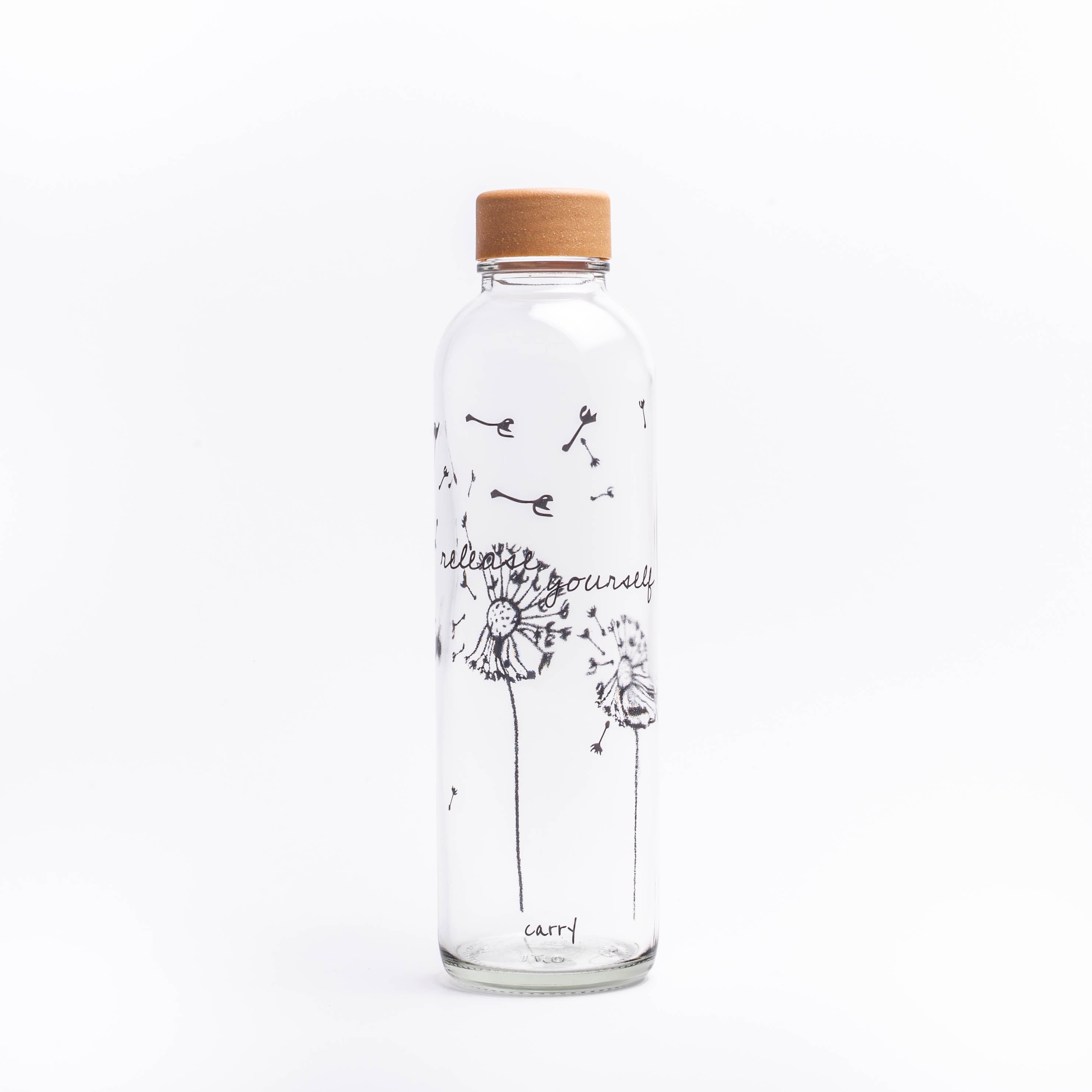 Transparente Trinkflasche mit aufgedrucktem Pusteblumenmotiv und Holzdeckel auf weißem Hintergrund.