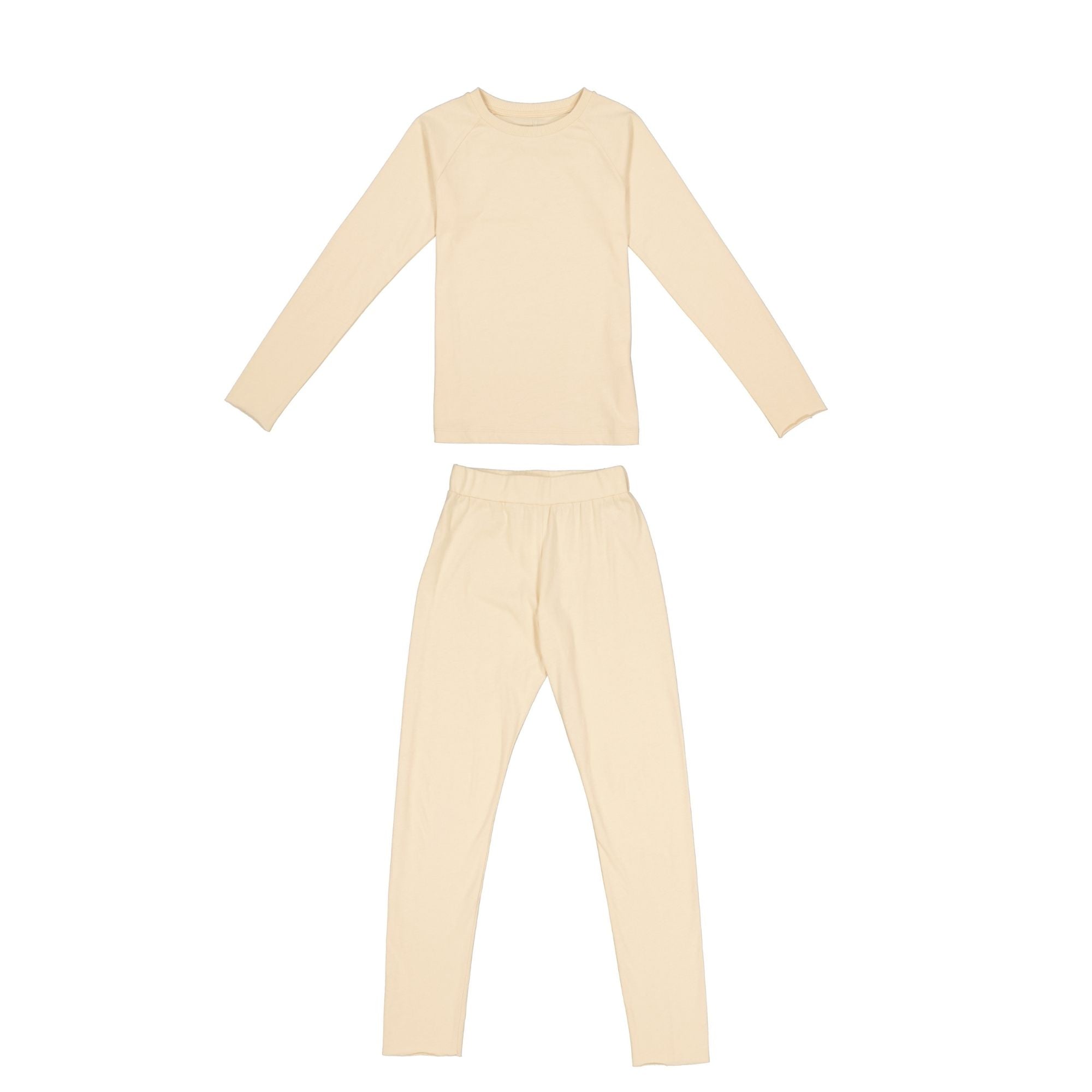 Ein passendes beigefarbenes langärmeliges Oberteil und eine Hose, flach auf weißem Hintergrund gelegt. Das Set scheint aus einem weichen, leichten Stoff gefertigt zu sein, der sich für Loungewear oder Schlafanzüge eignet.