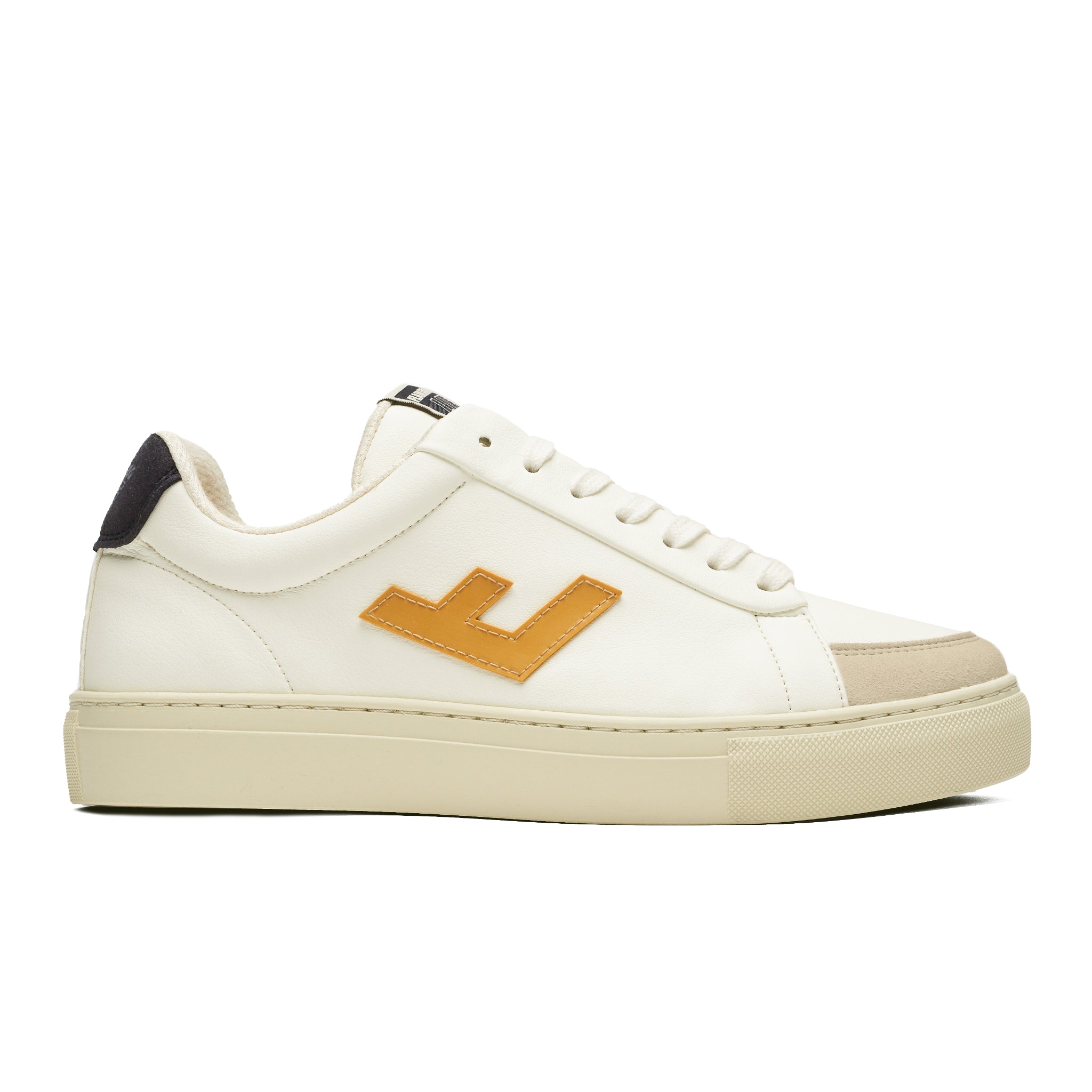 Weißer Turnschuh mit beige-gelbem Akzent auf der Seite, beiger Sohle und schwarzem Detail an der Ferse, seitliche Ansicht.