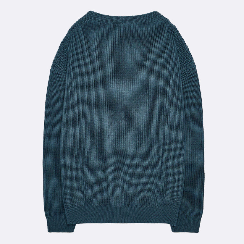 Ein blaugrüner Strickpullover von hinten gesehen, flach auf einem schlichten hellgrauen Hintergrund. Der Pullover hat lange Ärmel und ein einfaches, strukturiertes Design ohne sichtbare Muster oder Verzierungen.