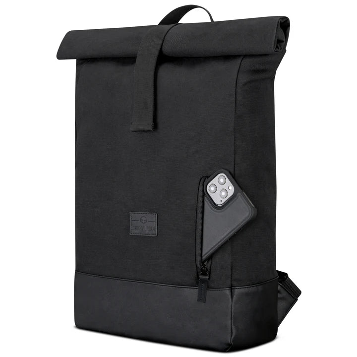 Ein eleganter, schwarzer Rolltop-Rucksack mit einem kleinen Reißverschlussfach auf der Vorderseite, in das ein Smartphone passt. Die Tasche hat einen oberen Griff und ein minimalistisches Design mit einem dezenten Logo auf der Vorderseite.