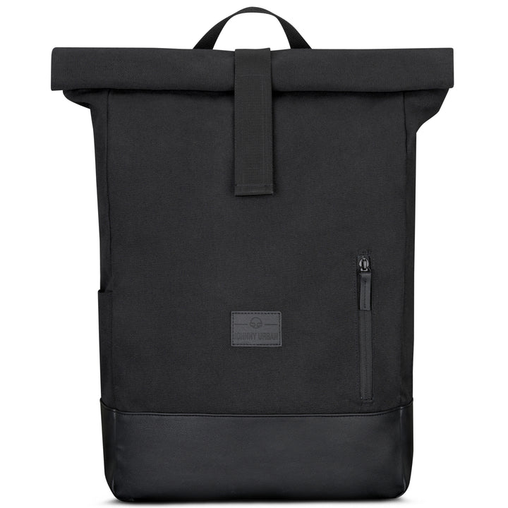 Schwarzer Rolltop-Rucksack mit Tragegriff, Reißverschlusstasche vorne und einem rechteckigen Logoaufnäher im unteren Bereich. Der untere Teil hat eine lederähnliche Textur. Das Design ist schlank und minimalistisch.