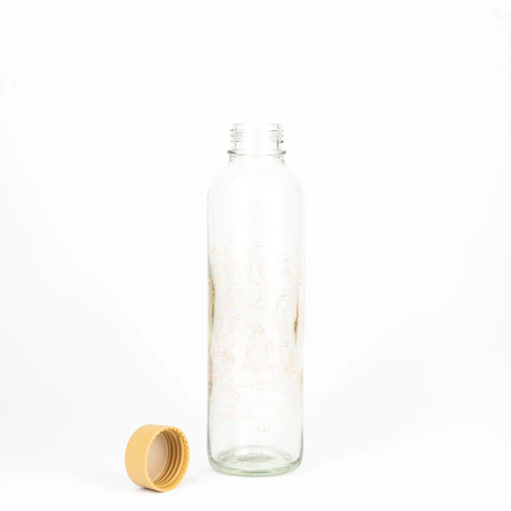 Durchsichtige Glasflasche mit weißem Muster, offener Deckel aus hellem Kunststoff daneben, vor weißem Hintergrund.