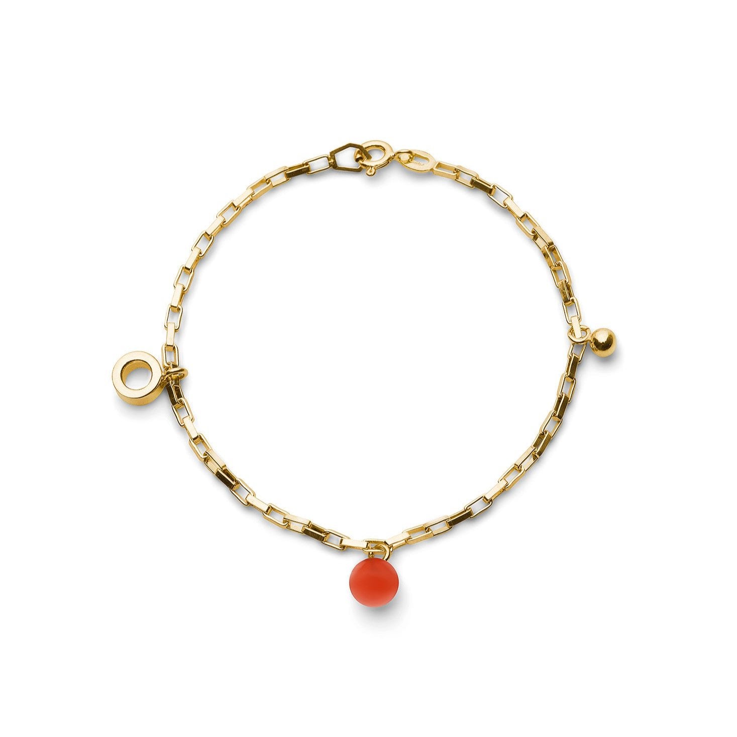 Goldenes Armband mit geometrischen Anhängern und einer roten Perle auf weißem Hintergrund.