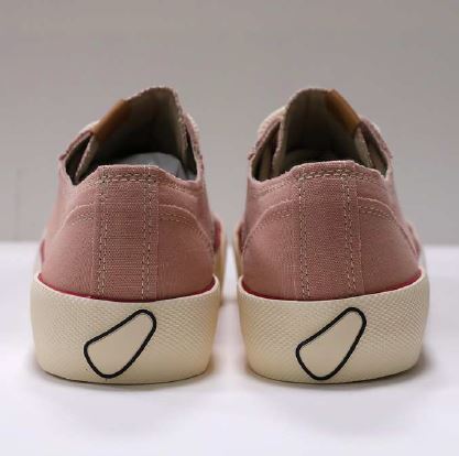 Rosa Sneaker, von hinten gesehen, auf weißem Hintergrund.