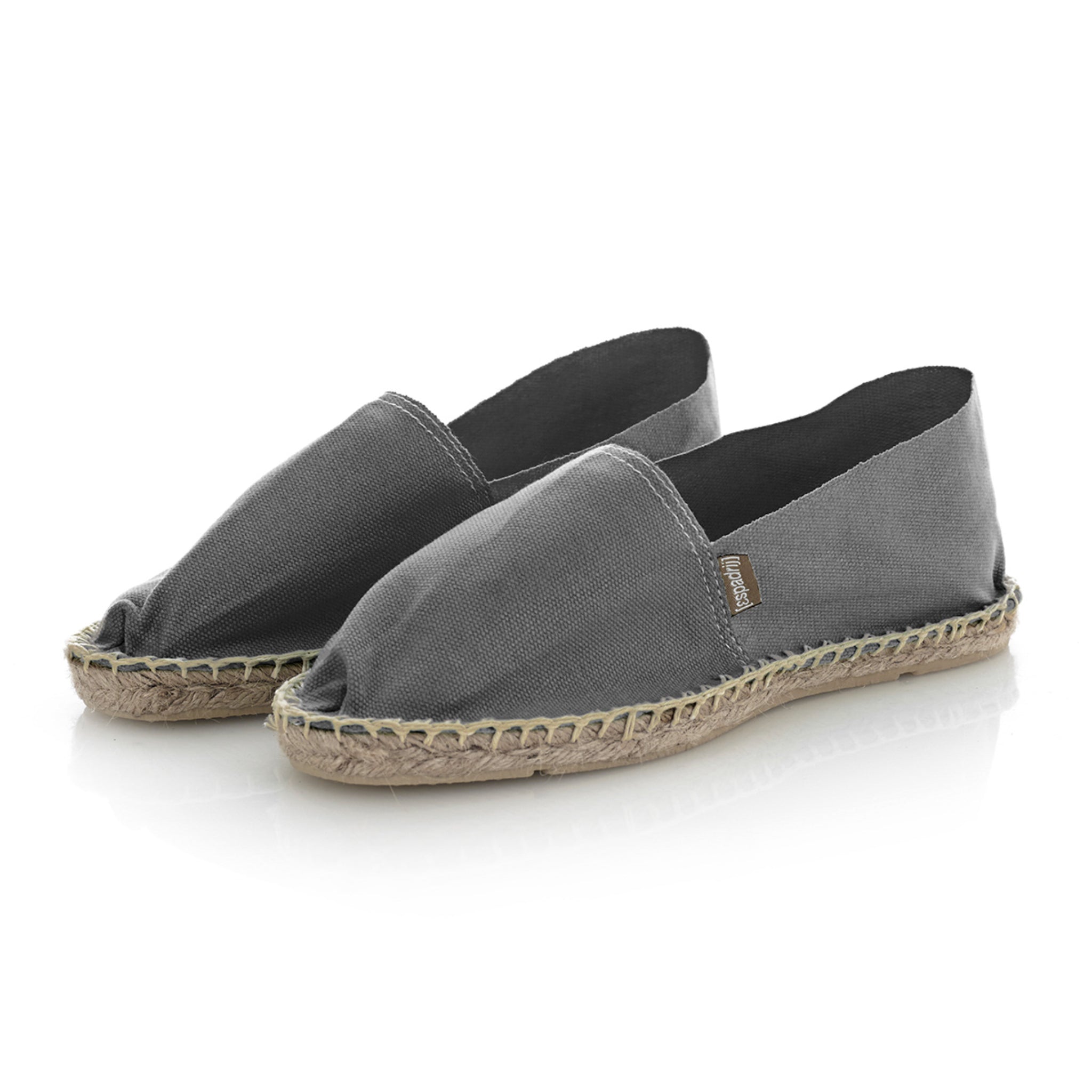 Graue Espadrilles aus Stoff mit geflochtener Sohle, seitlich von rechts dargestellt.