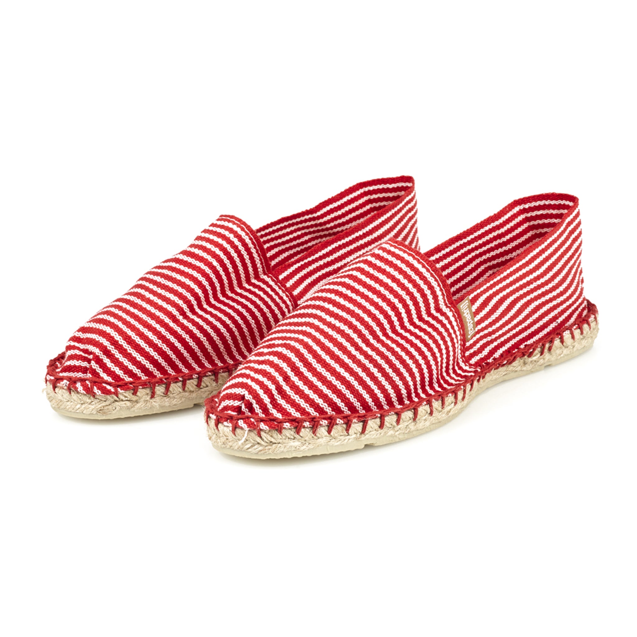 Rote und weiße gestreifte Espadrilles mit geflochtenen Sohlen aus natürlichem Material, auf neutralem Hintergrund.