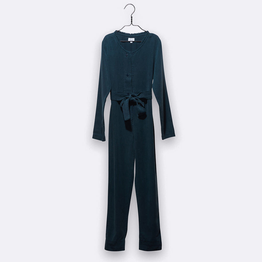 Dunkelblauer langärmeliger Overall mit geknöpfter Vorderseite, Gürtel zum Binden in der Taille und Hose mit geradem Bein, auf einem Kleiderbügel vor einem schlichten hellen Hintergrund ausgestellt.