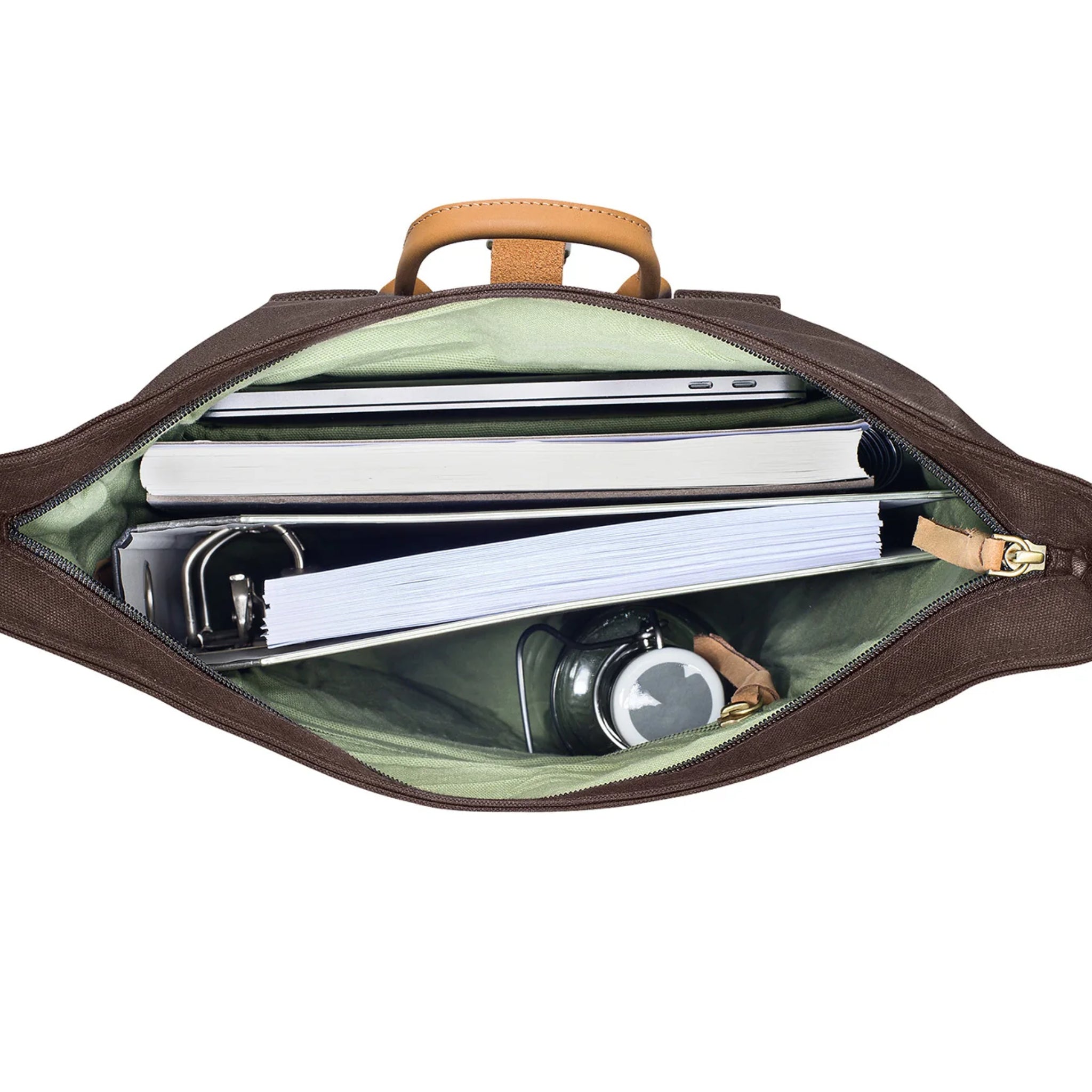 Braune Tasche mit offenem Reißverschluss, gefüllt mit Laptop, Ordnern, Notizbüchern und einer Wasserflasche.