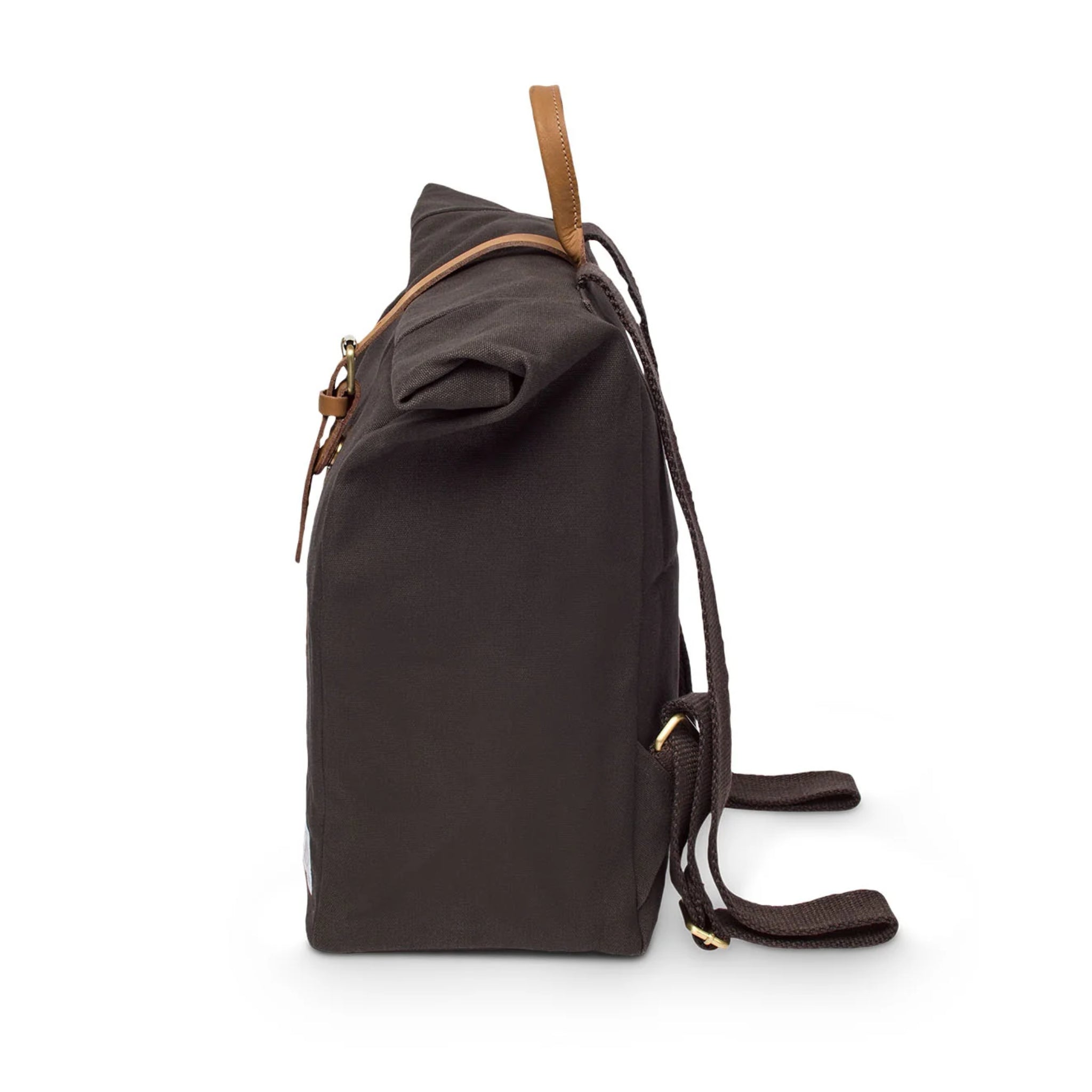 Seitenansicht eines dunkelbraunen Rucksacks mit Ledergriff und verstellbaren Gurten, auf weißem Hintergrund.