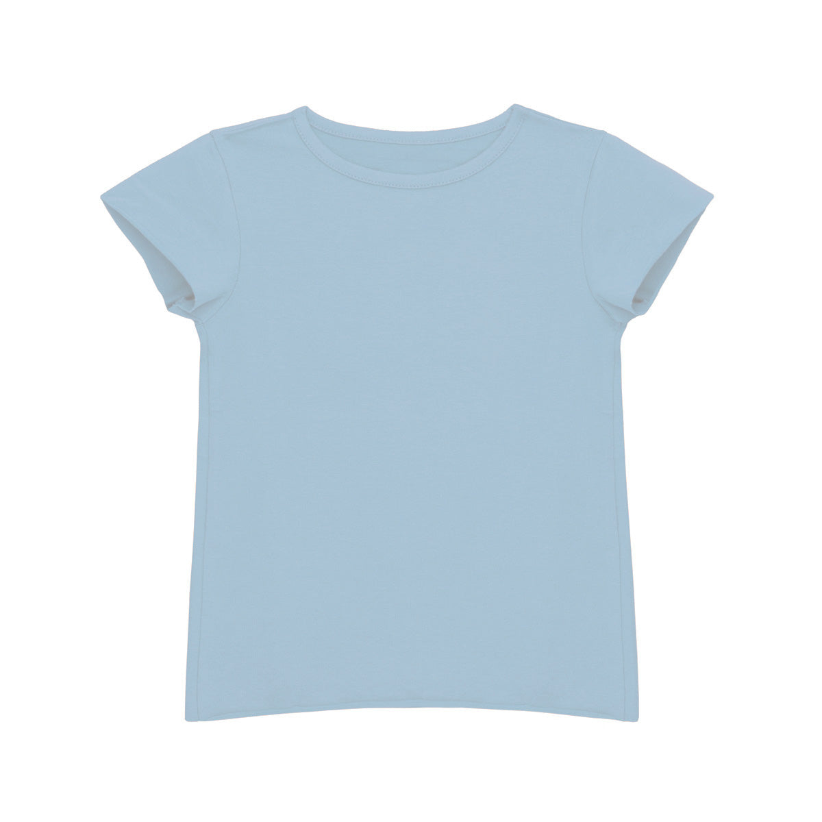 Ein einfaches, kurzärmeliges, hellblaues T-Shirt liegt flach auf einem weißen Hintergrund.