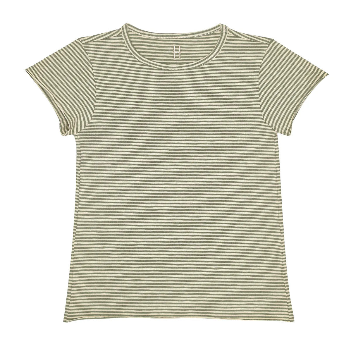 Ein kurzärmeliges T-Shirt mit Rundhalsausschnitt und dünnen horizontalen grünen und weißen Streifen auf weißem Grund.