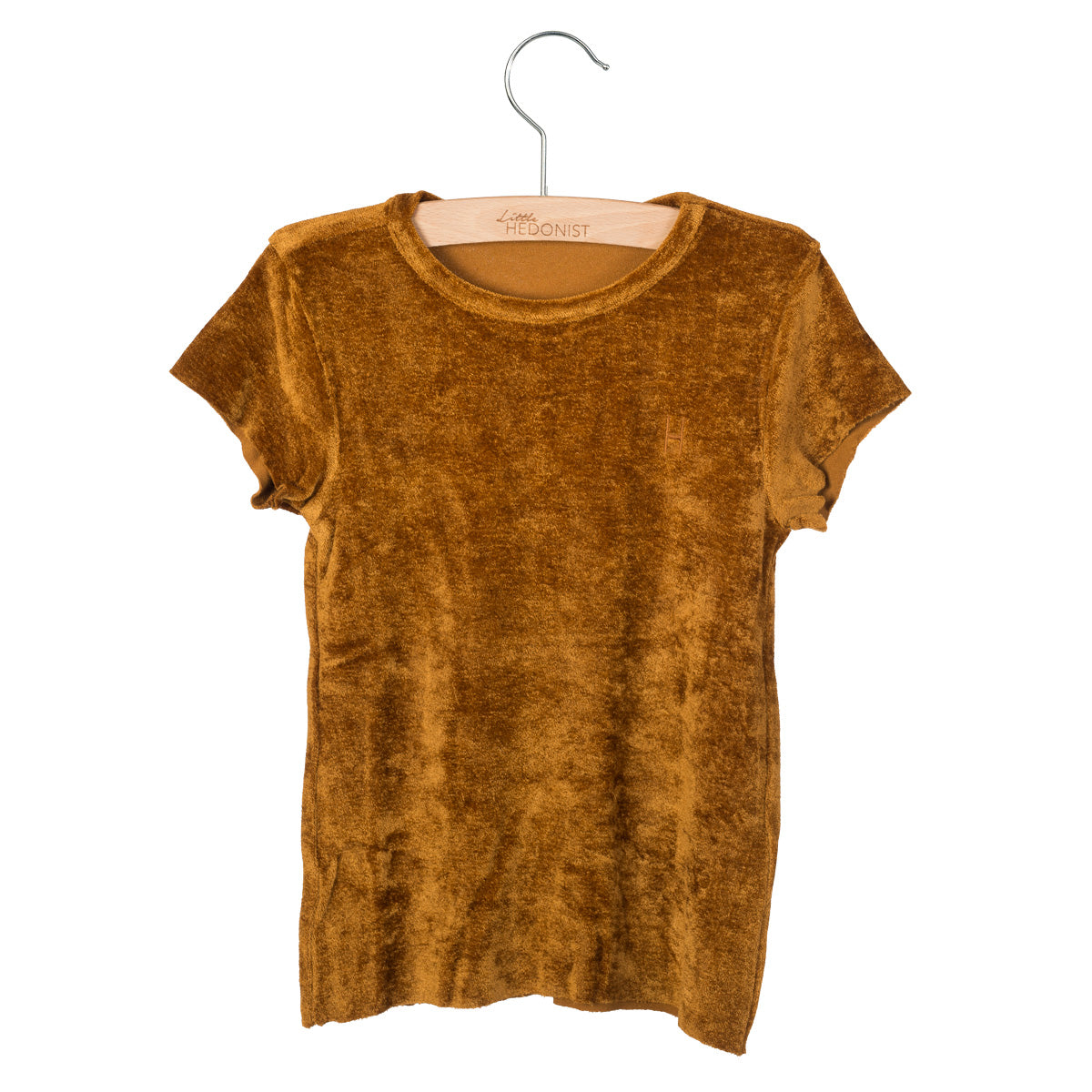 Ein kurzärmeliges, goldbraunes Samt-T-Shirt hängt auf einem Holzbügel vor weißem Hintergrund.