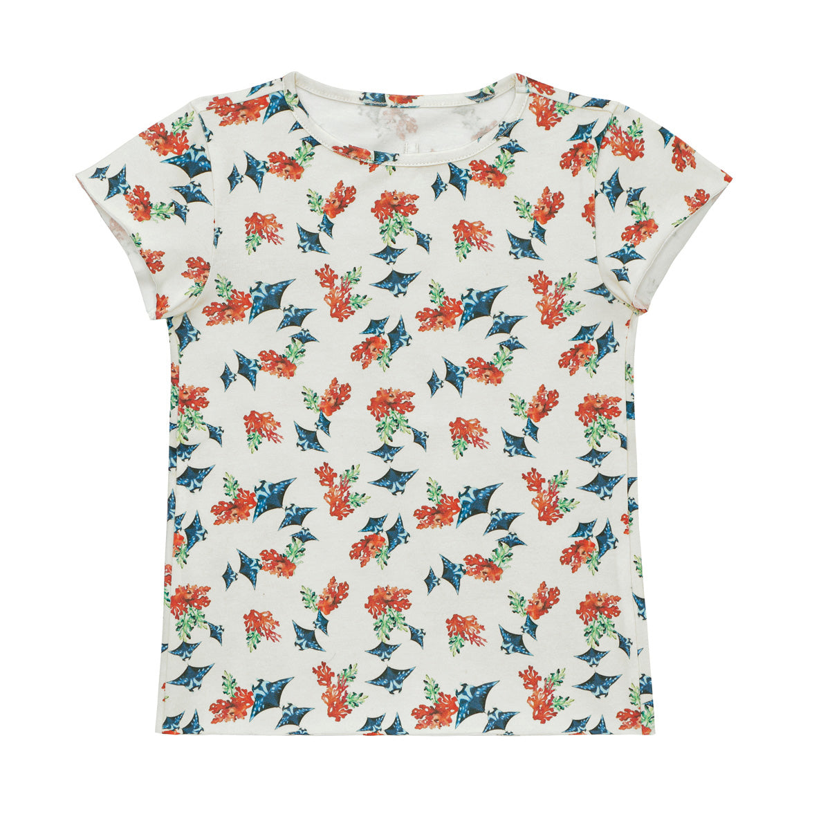 Ein kurzärmeliges, weißes T-Shirt mit einem floralen Allover-Druck mit roten Blüten und grünen Blättern, die gleichmäßig über den Stoff verteilt sind.