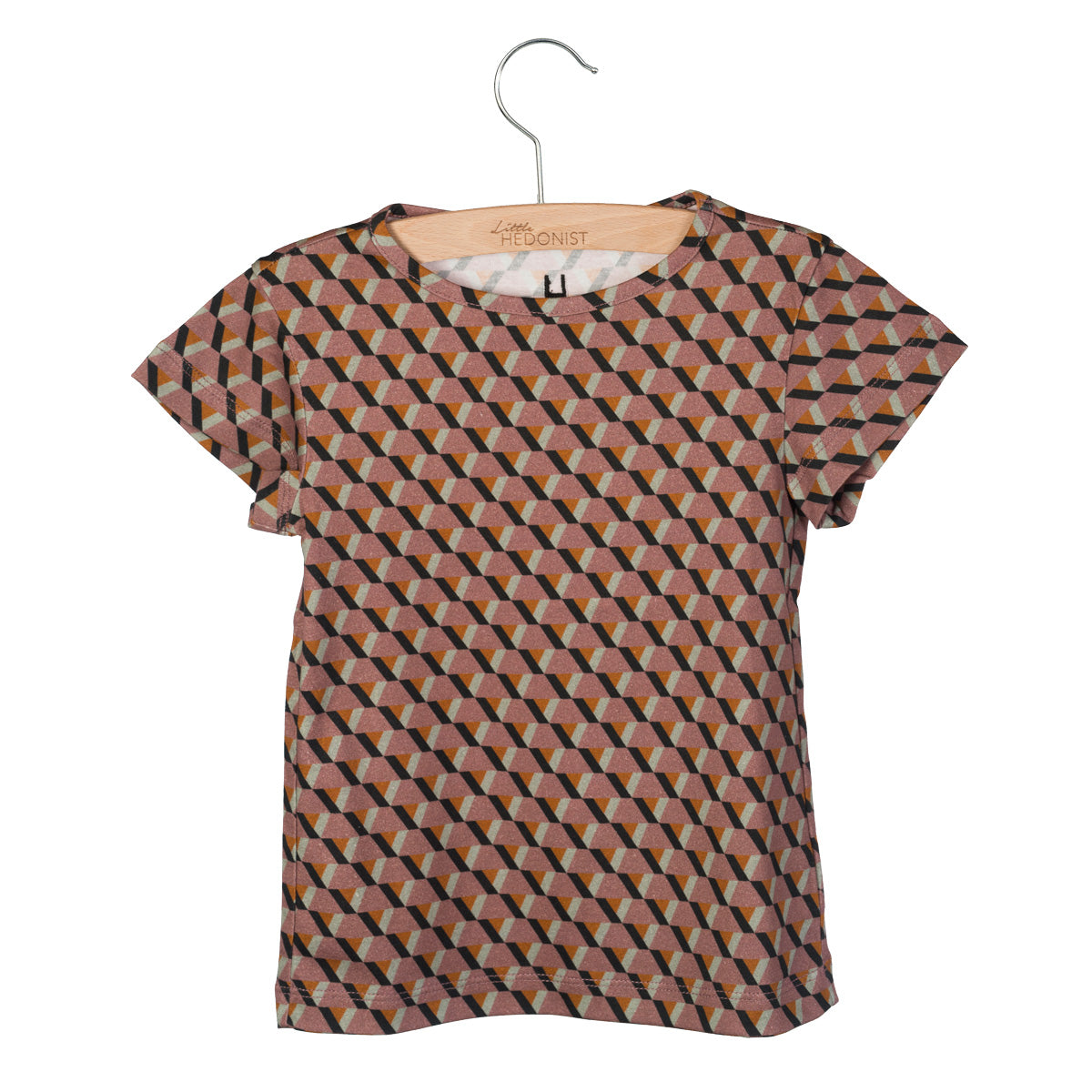 Ein kurzärmeliges T-Shirt mit einem sich wiederholenden geometrischen Muster in gedeckten rosa, braunen und schwarzen Farben, das auf einem hölzernen Kleiderbügel mit der Aufschrift "Hedonist" vor einem weißen Hintergrund ausgestellt ist.