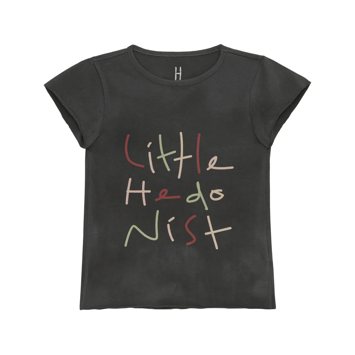 Ein schwarzes, kurzärmeliges T-Shirt mit dem Schriftzug Little Hedonist in verspielten, mehrfarbigen Buchstaben auf der Vorderseite.