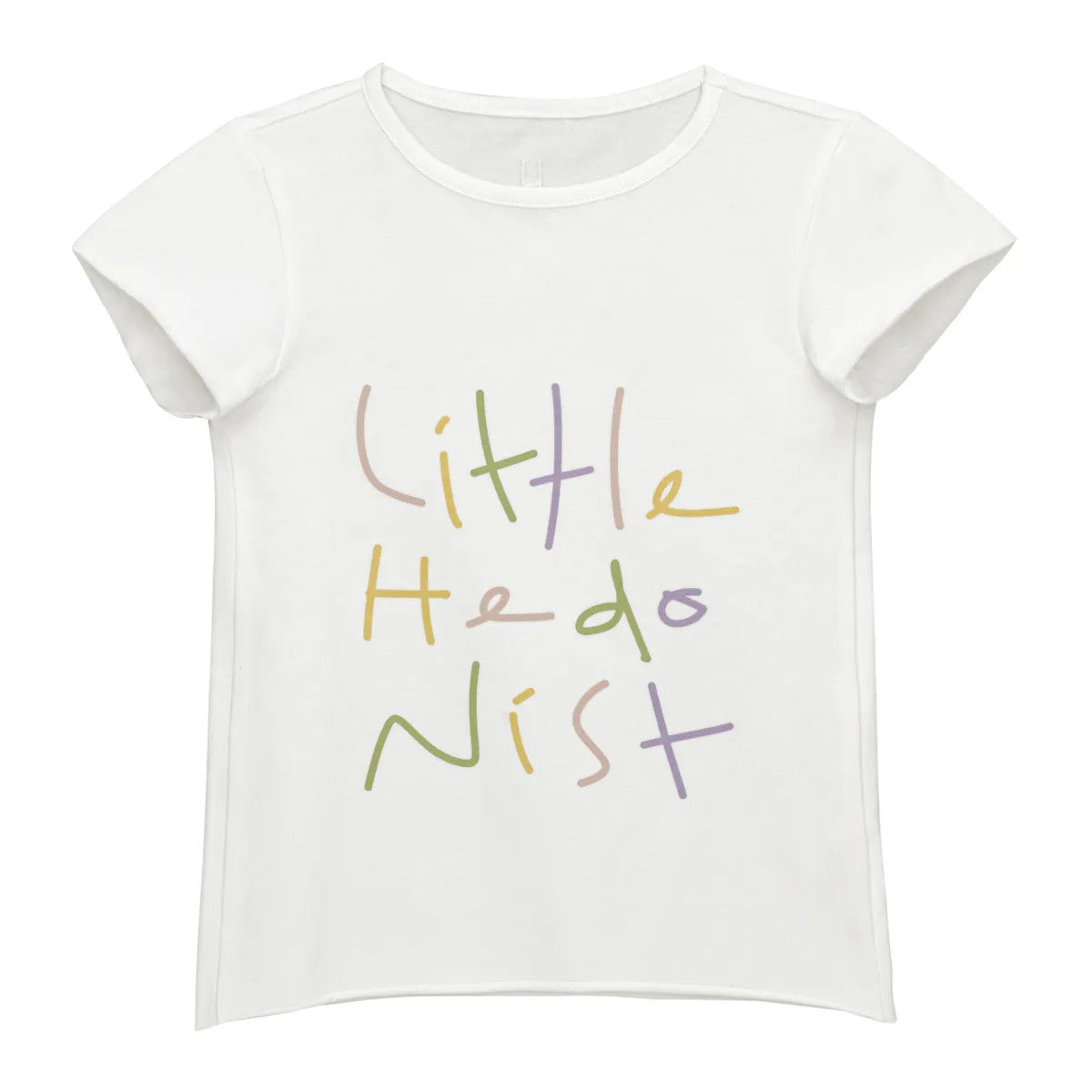 Ein weißes Kurzarm-T-Shirt mit dem Schriftzug Little Hedonist in pastellfarbenen, verspielten, handgeschriebenen Buchstaben auf der Vorderseite.