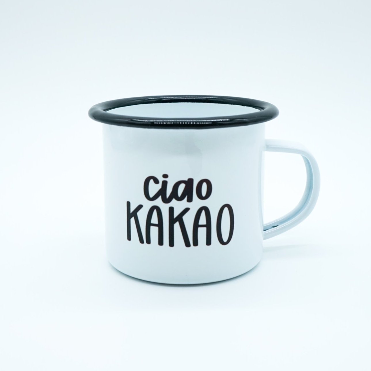 Weiße Tasse mit schwarzem Rand und dem Text "Ciao Kakao".