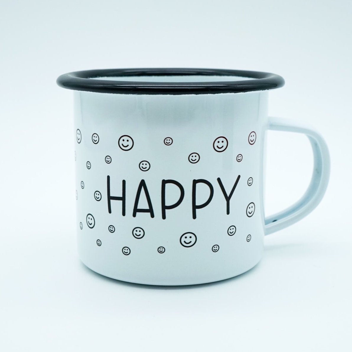 Weißer Becher mit schwarzem Rand, verziert mit lächelnden Gesichtern und dem Wort "HAPPY" in der Mitte.
