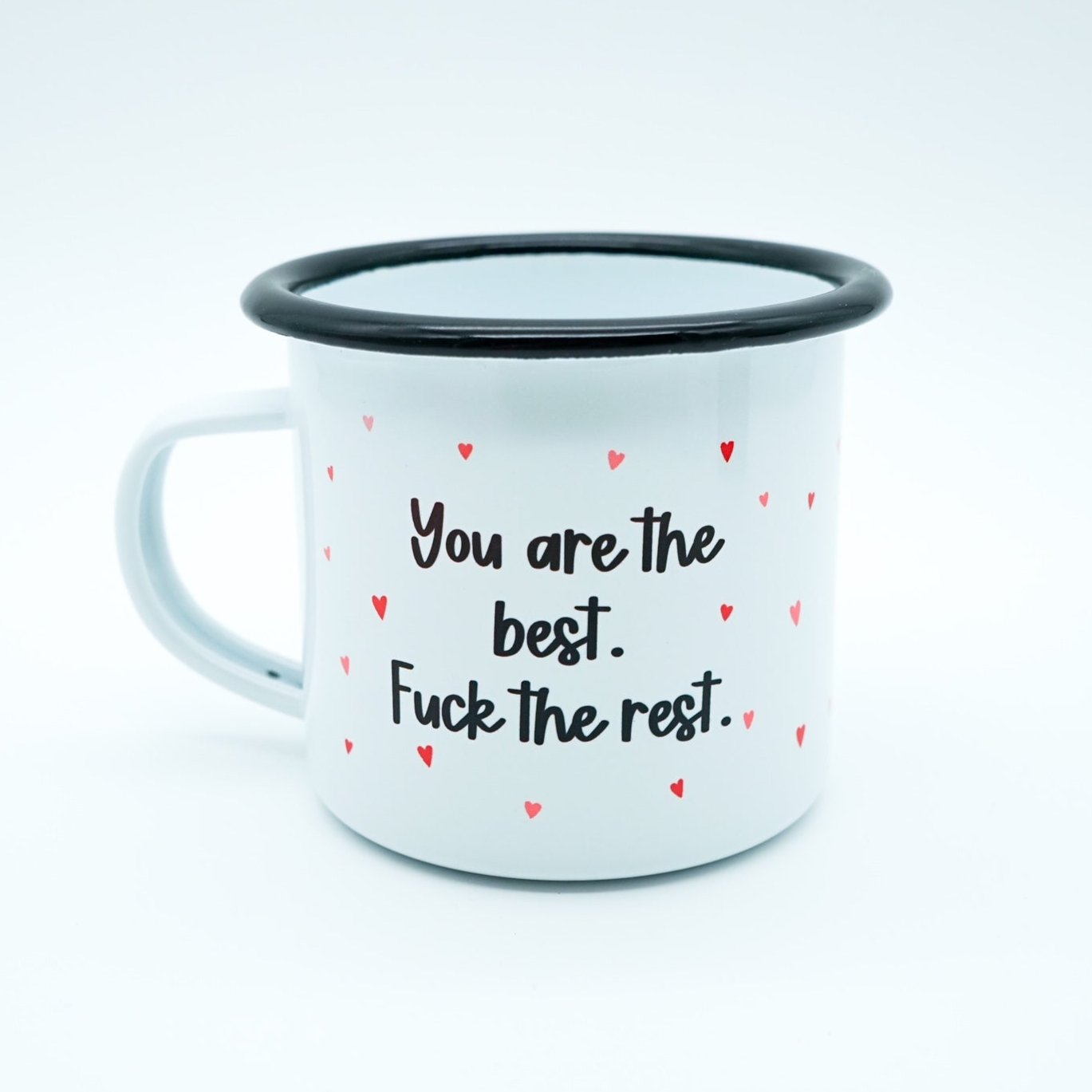Weiße Tasse mit schwarzem Rand und der Aufschrift "You are the best. Fuck the rest." umgeben von kleinen roten Herzen.