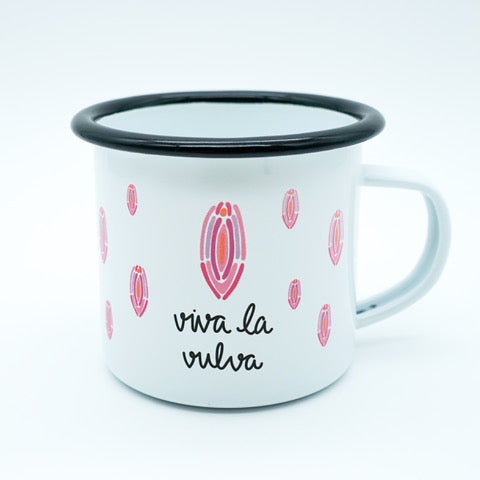 Weiße Tasse mit rosa Designs und dem Schriftzug "viva la vulva" in schwarzer Schrift.