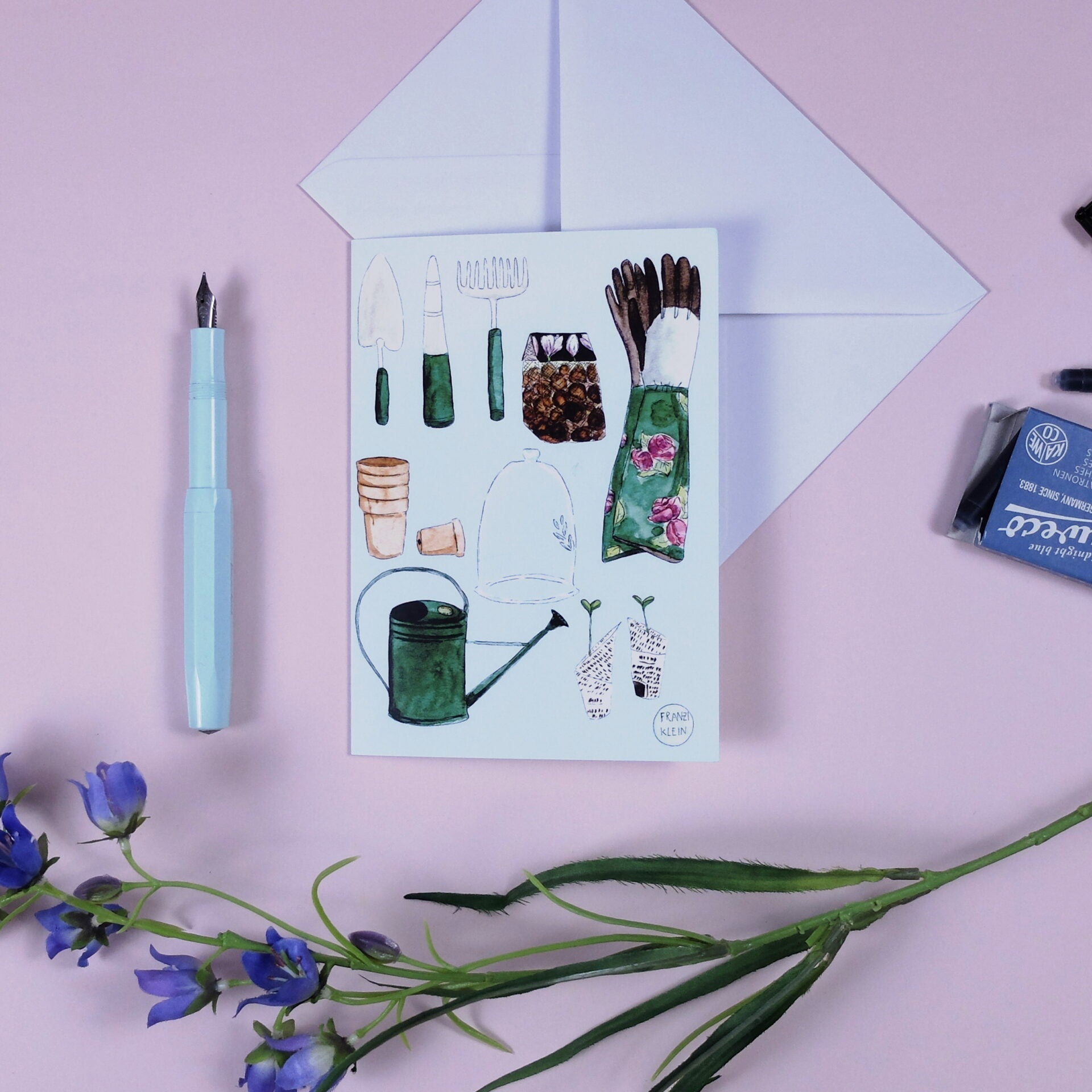 Illustration mit Gartenutensilien, einem Füllfederhalter, Blumen und einem Umschlag auf rosa Hintergrund.