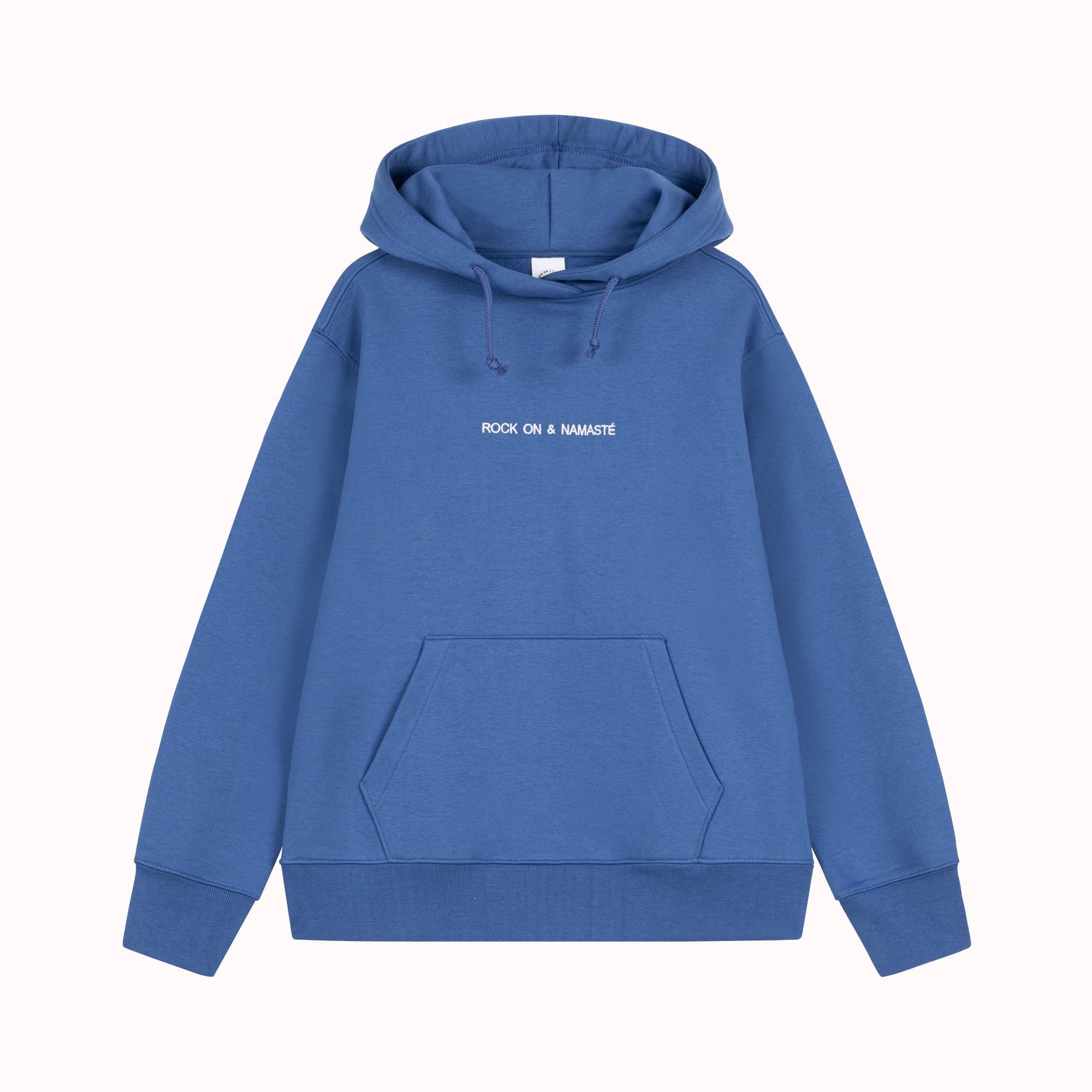 Blauer Hoodie mit Aufschrift "ROCK ON & NAMASTÉ" und Kängurutasche auf weißem Hintergrund.