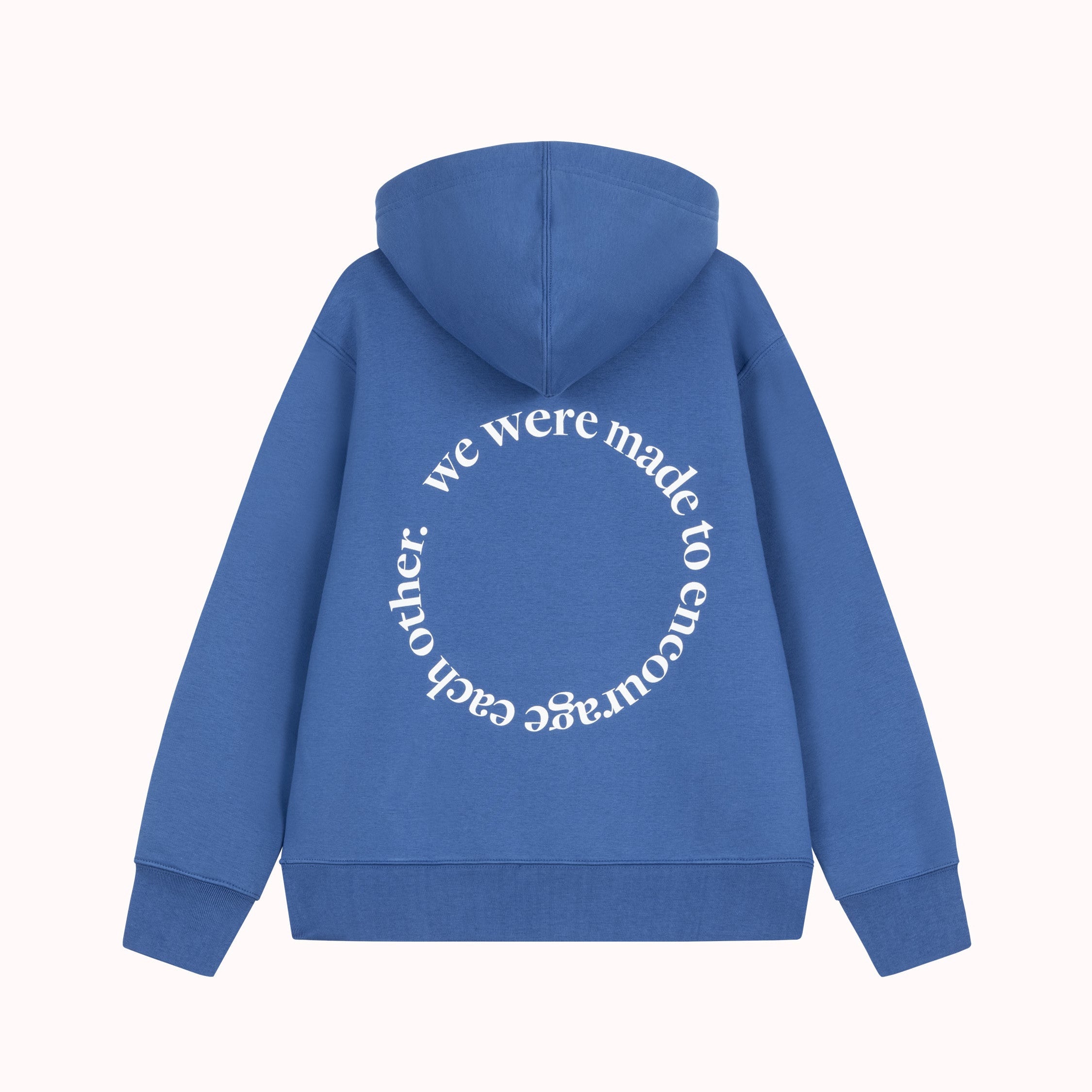 Blauer Hoodie mit einem Kreisspruch auf dem Rücken: "We were made to encourage each other."