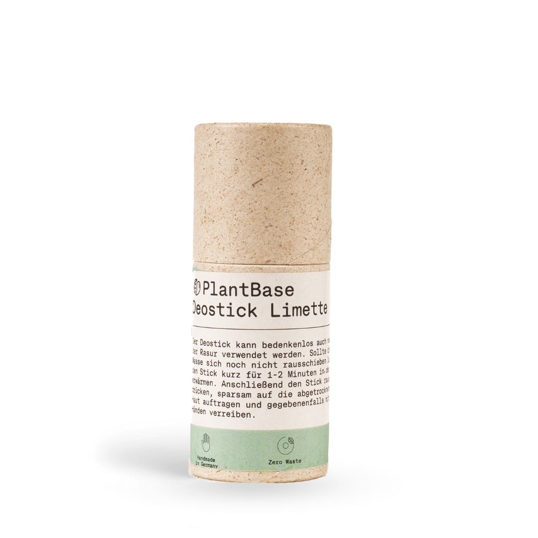 Eine zylindrische Pappröhre mit der Aufschrift PlantBase Deostick Limette mit hellbrauner Kappe und einem grünen Streifen am Boden, die aufrecht auf einem weißen Hintergrund steht.