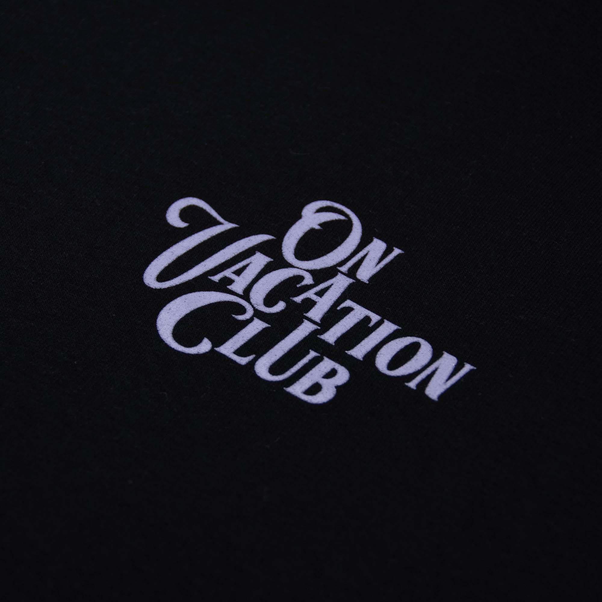 Schwarzer Hintergrund mit weißer Schrift "ON VACATION CLUB" in verschnörkelter Schriftart.