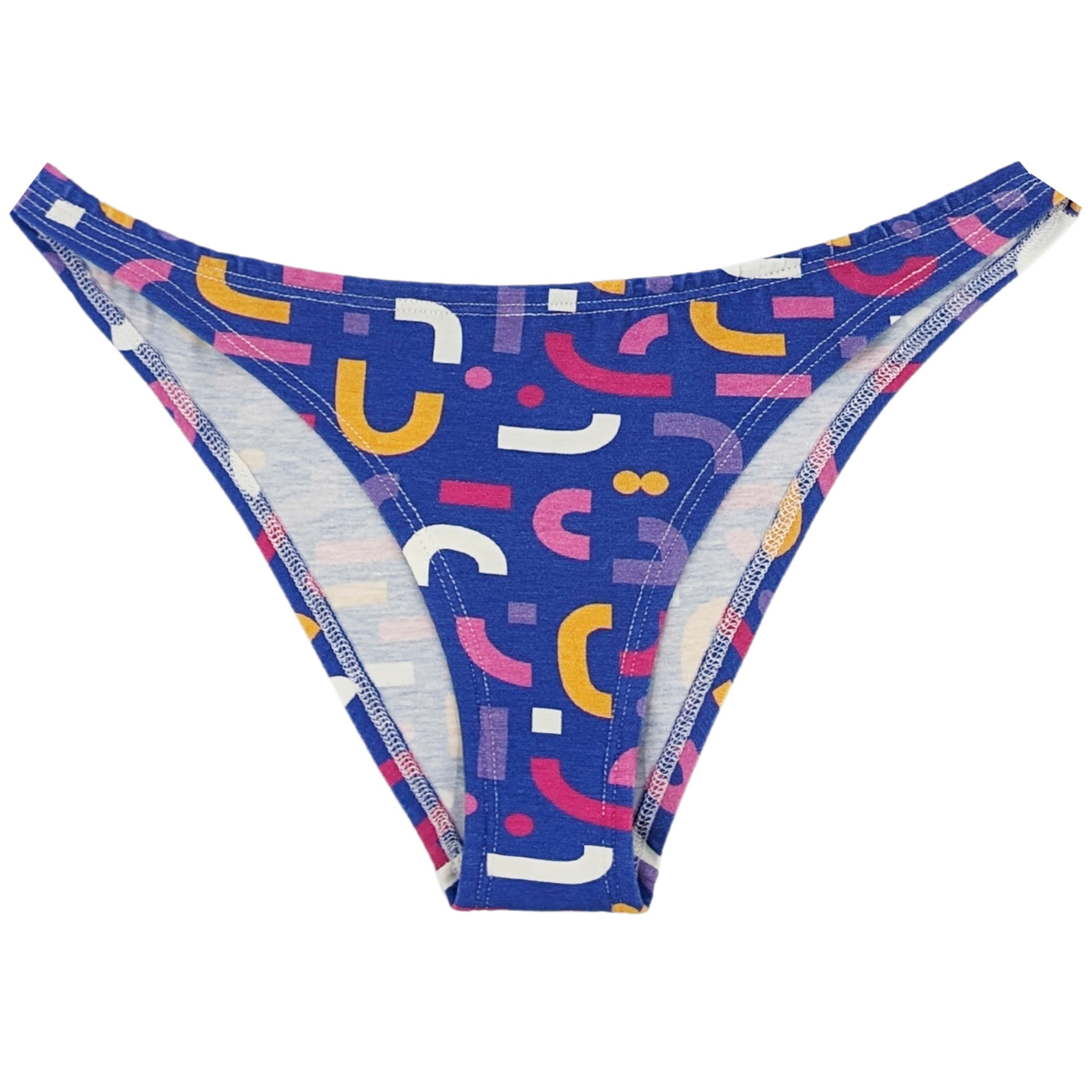 Blauer Slip mit buntem geometrischem Muster aus gelben, pinken, weißen und lila Formen.