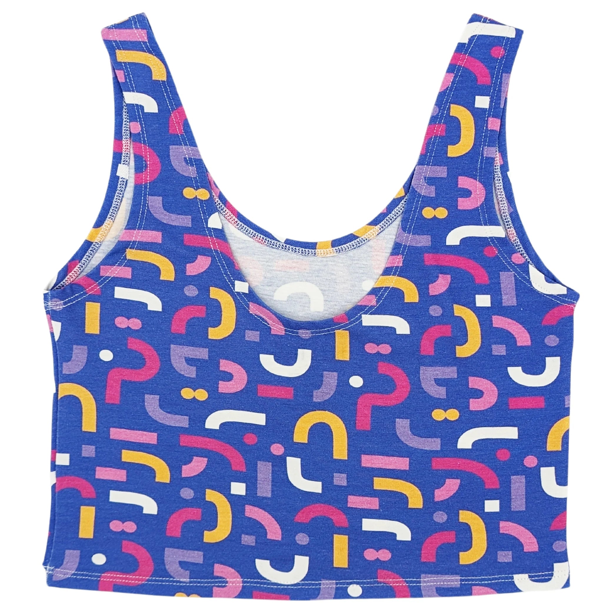 Blaues Tanktop mit buntem, abstraktem Muster aus rosa, gelben, violetten und weißen Formen.