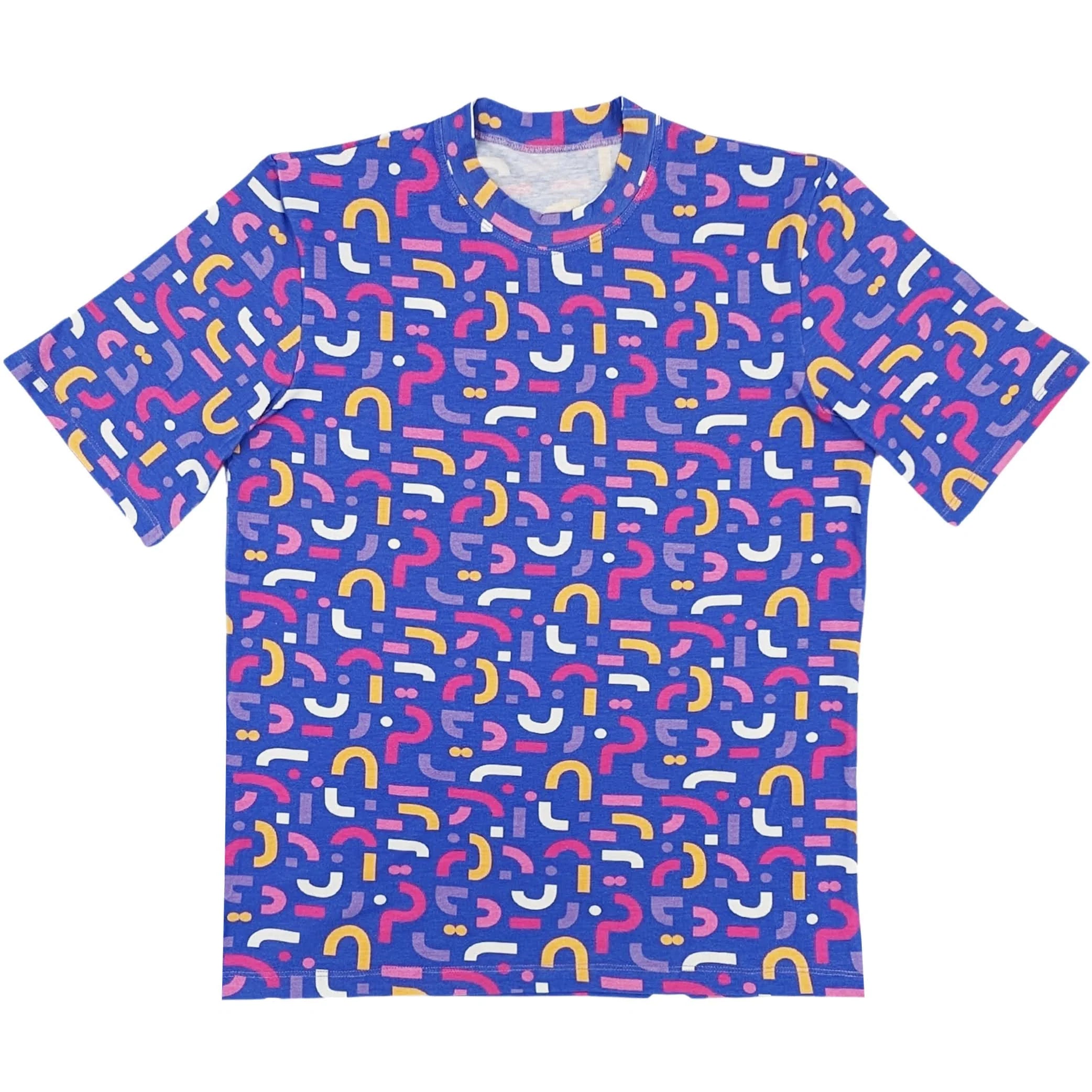 Blaues T-Shirt mit buntem abstraktem Muster aus Kreisen und Linien in Pink, Gelb und Weiß.