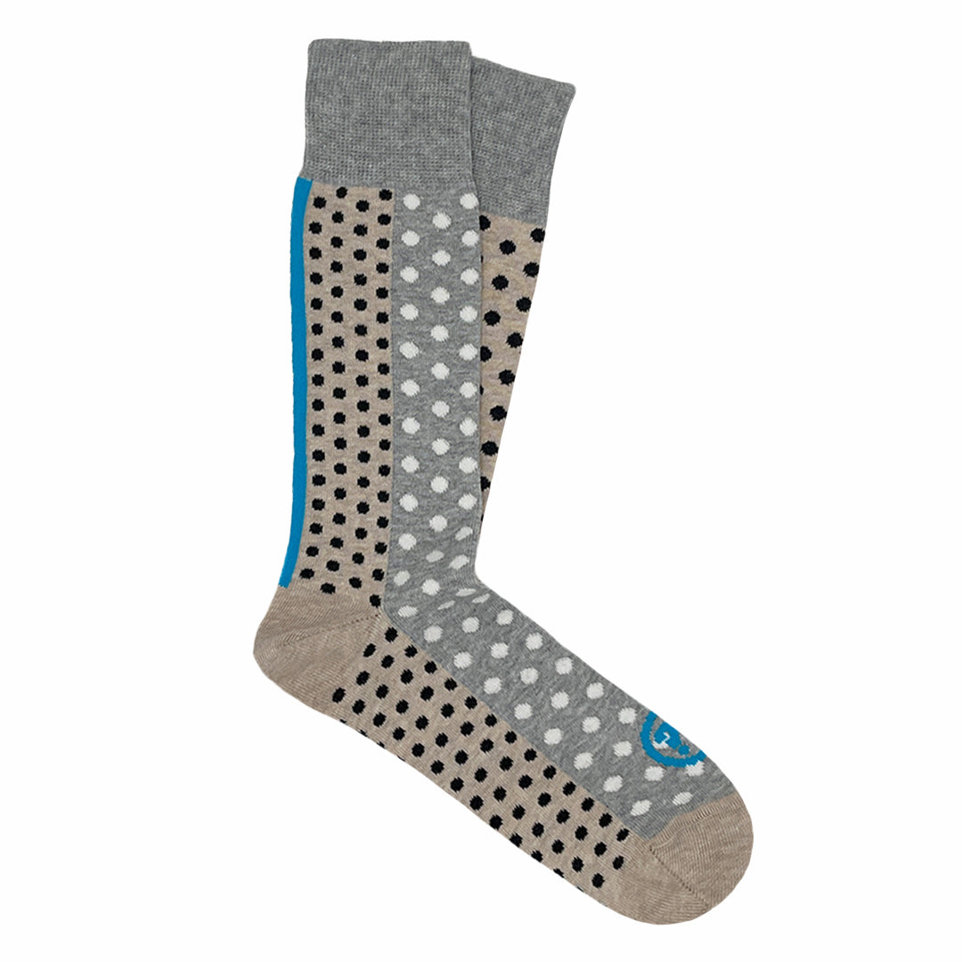 Graue und braune Socken mit weißen und schwarzen Punkten sowie einem blauen Streifen an der Seite.