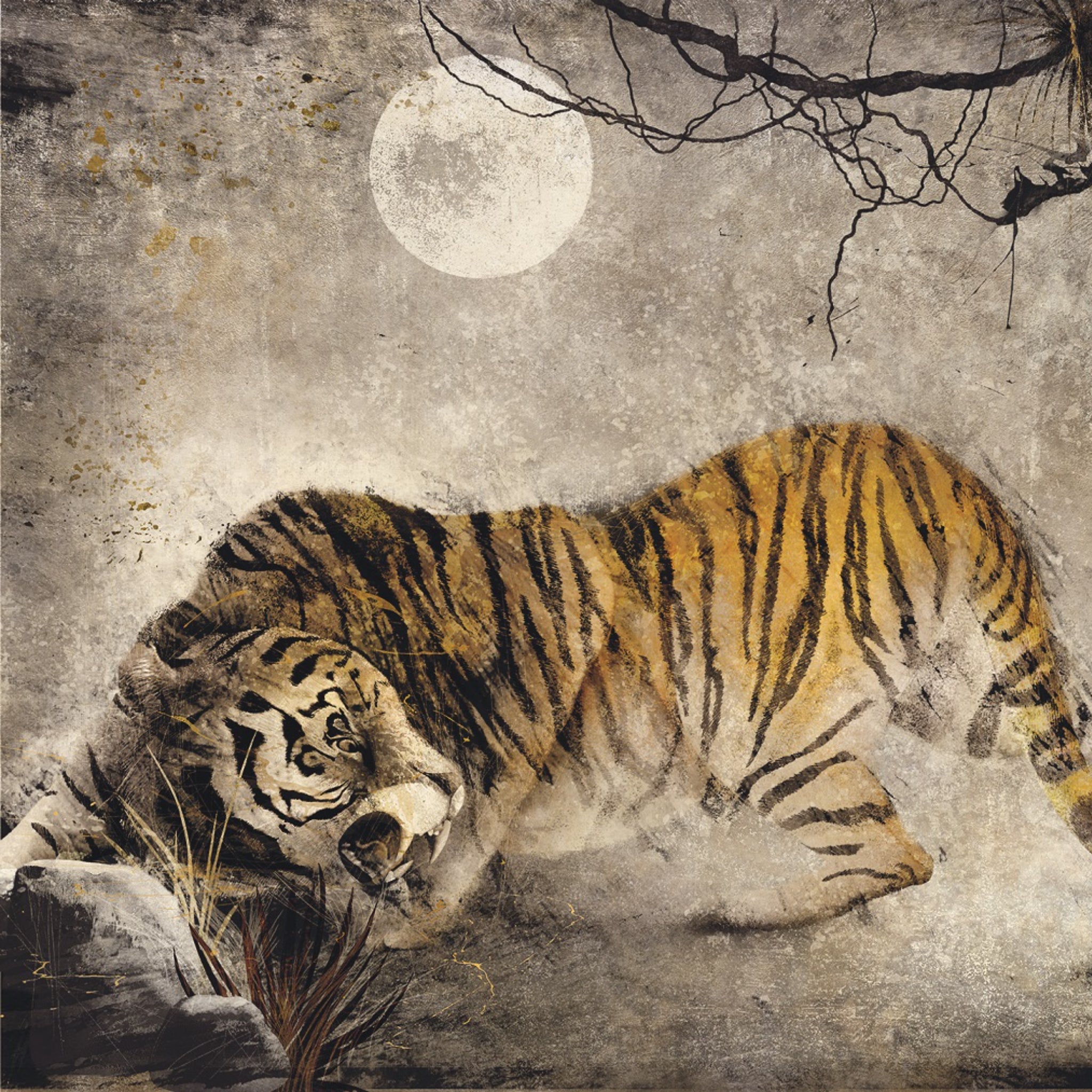 Ein Tiger kauert tief am Boden in einer nebligen, mondbeschienenen Landschaft mit kahlen Baumzweigen über dem Kopf und Felsen und Gras im Vordergrund. Die Szene hat einen künstlerischen, strukturierten Stil.