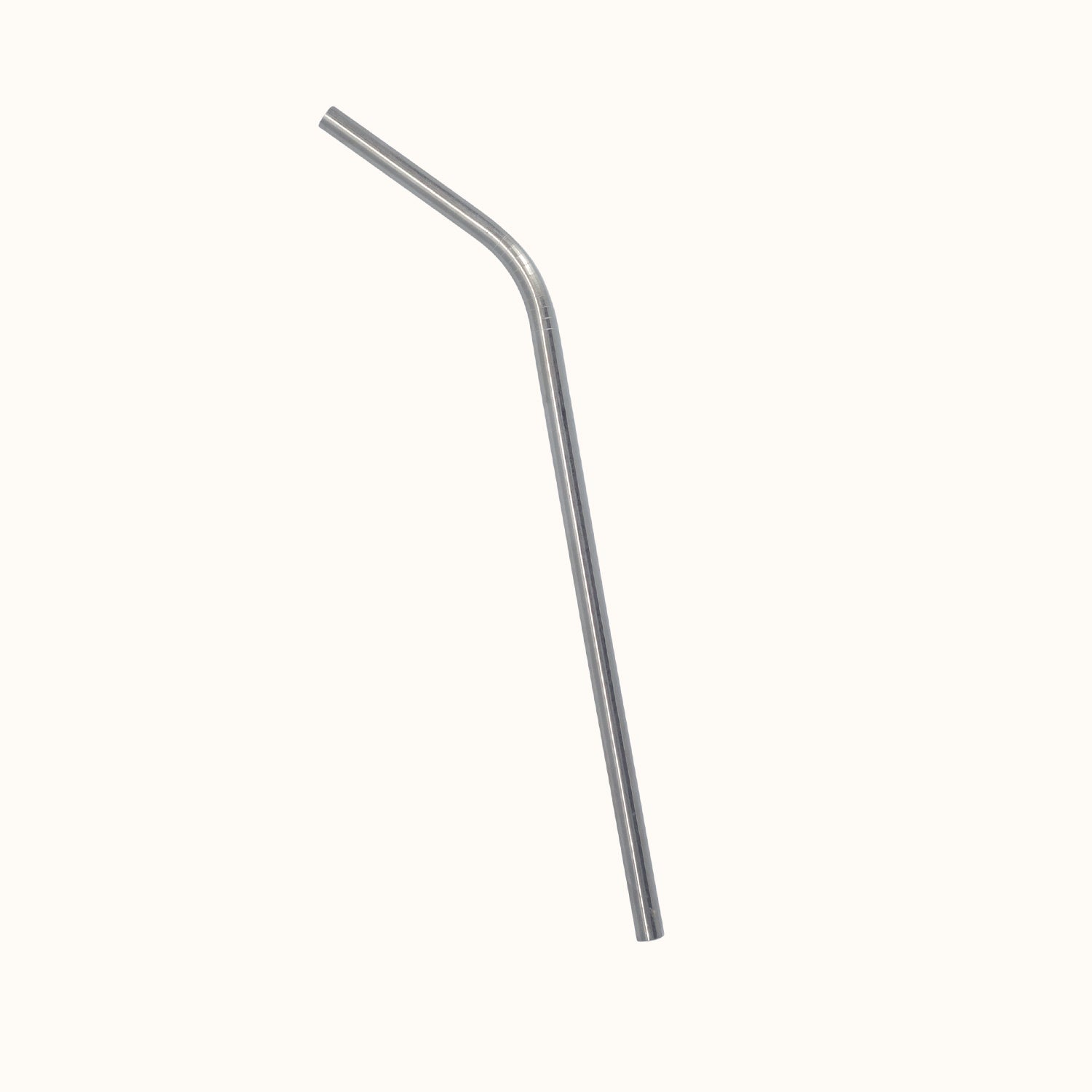 Metallstrohhalm mit einem Knick auf hellem Hintergrund.