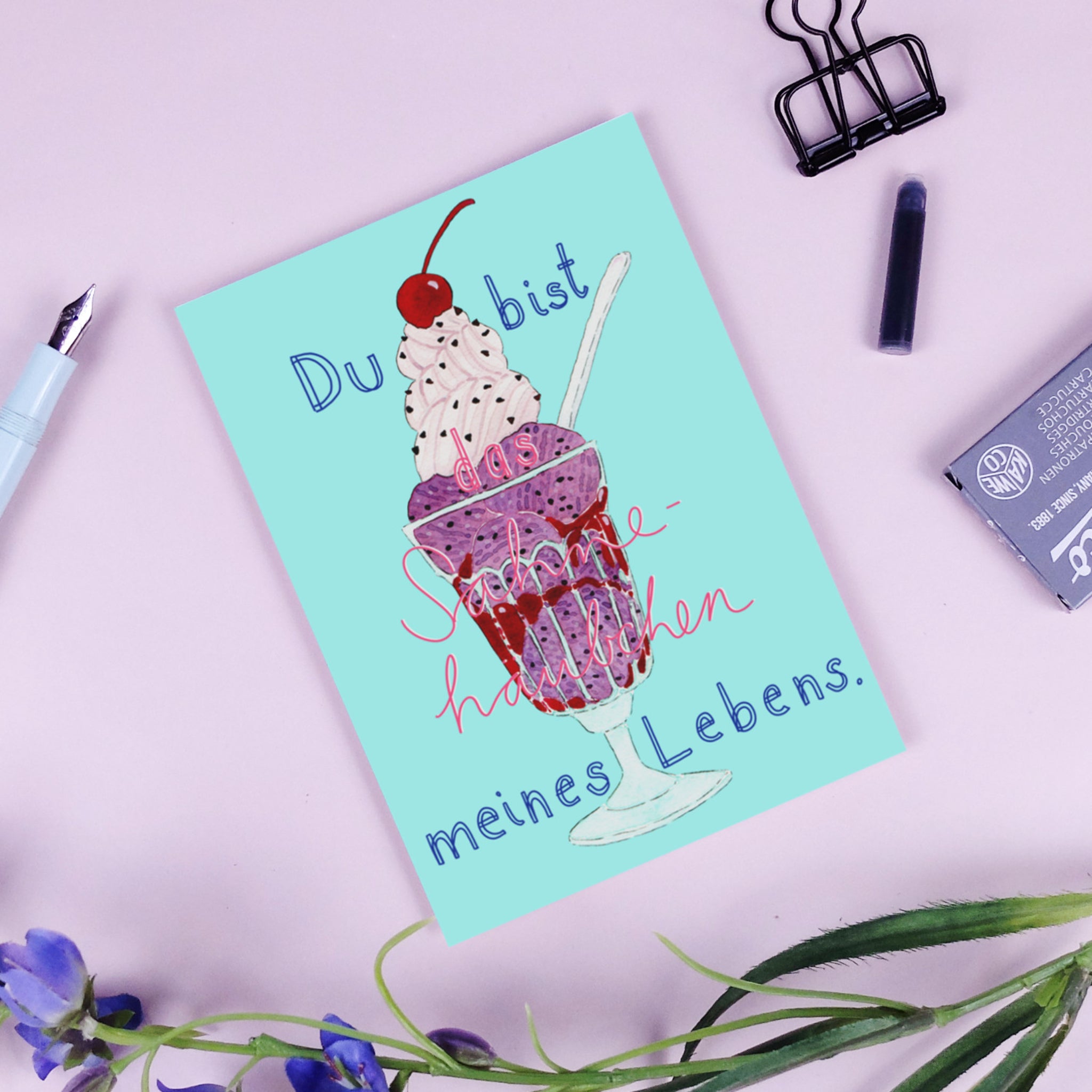 Postkarte mit Eisbecher-Illustration und dem Text "Du bist das Sahnehäubchen meines Lebens" auf hellem Hintergrund.