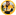 Eine Person im gelben Trikot hält ein Mikrofon und spricht draußen, im Hintergrund sind Bäume und ein Gebäude zu sehen.