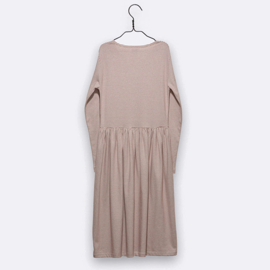 Ein langärmeliges, beigefarbenes Kleid mit dezenten Querstreifen, geraffter Taille und mittellangem Rock wird auf einem Bügel vor einem schlichten, hellen Hintergrund präsentiert.