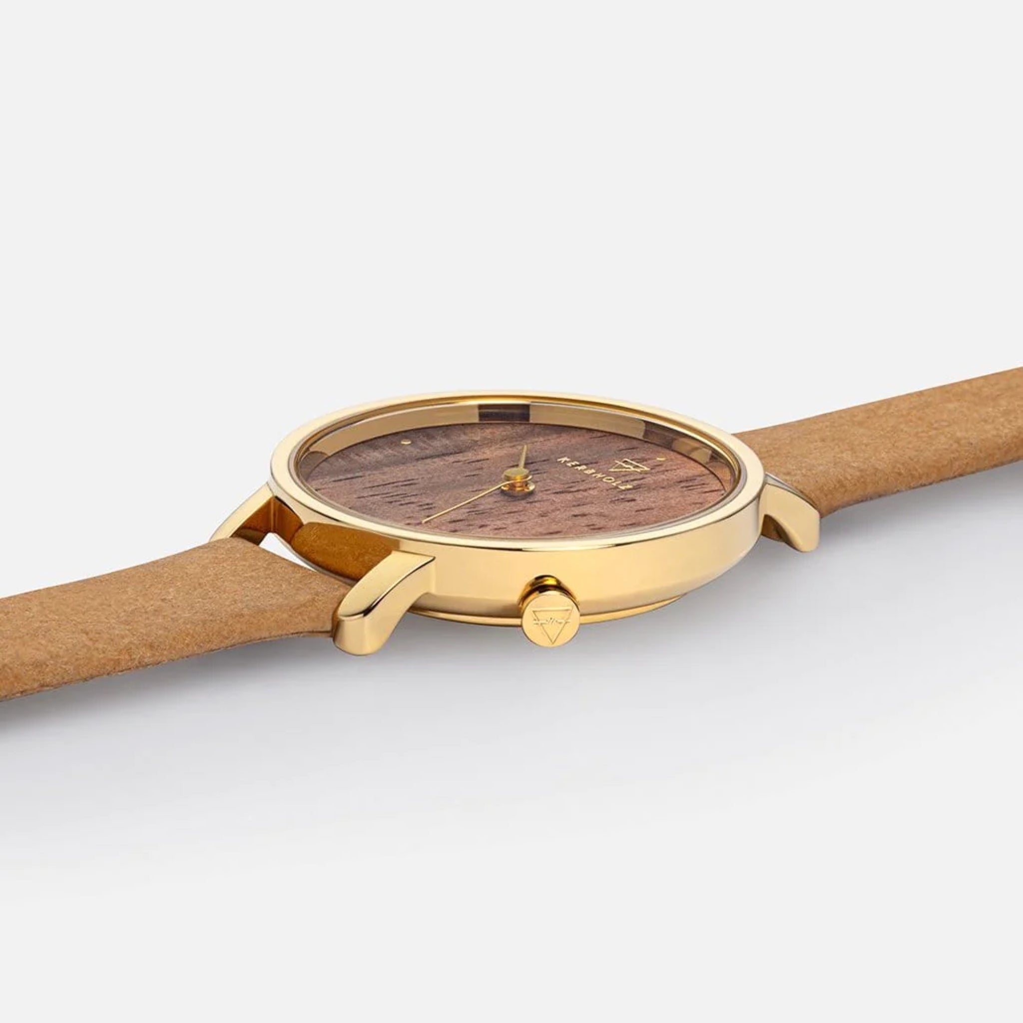 Goldene Armbanduhr mit braunem Zifferblatt und hellbraunem Lederarmband auf weißem Hintergrund.