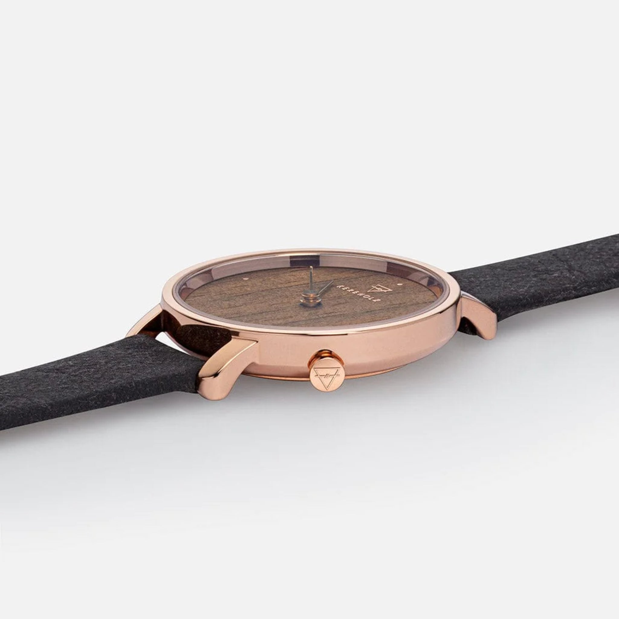 Armbanduhr mit einem roségoldenen Gehäuse, einem Zifferblatt aus Holz und einem schwarzen Armband.