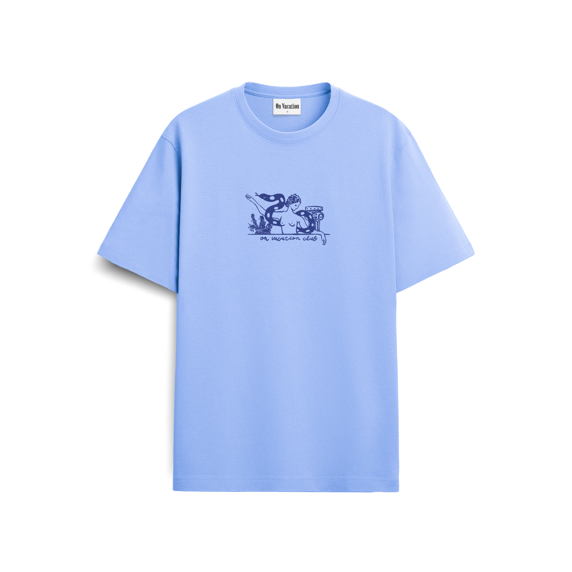 Ein hellblaues Kurzarm-T-Shirt mit einer kleinen, dunkelblauen Cartoon-Grafik und Text auf der Brust. Die Illustration wirkt skurril und verspielt und zeigt zwei Figuren und den Schriftzug The Monsters Club.