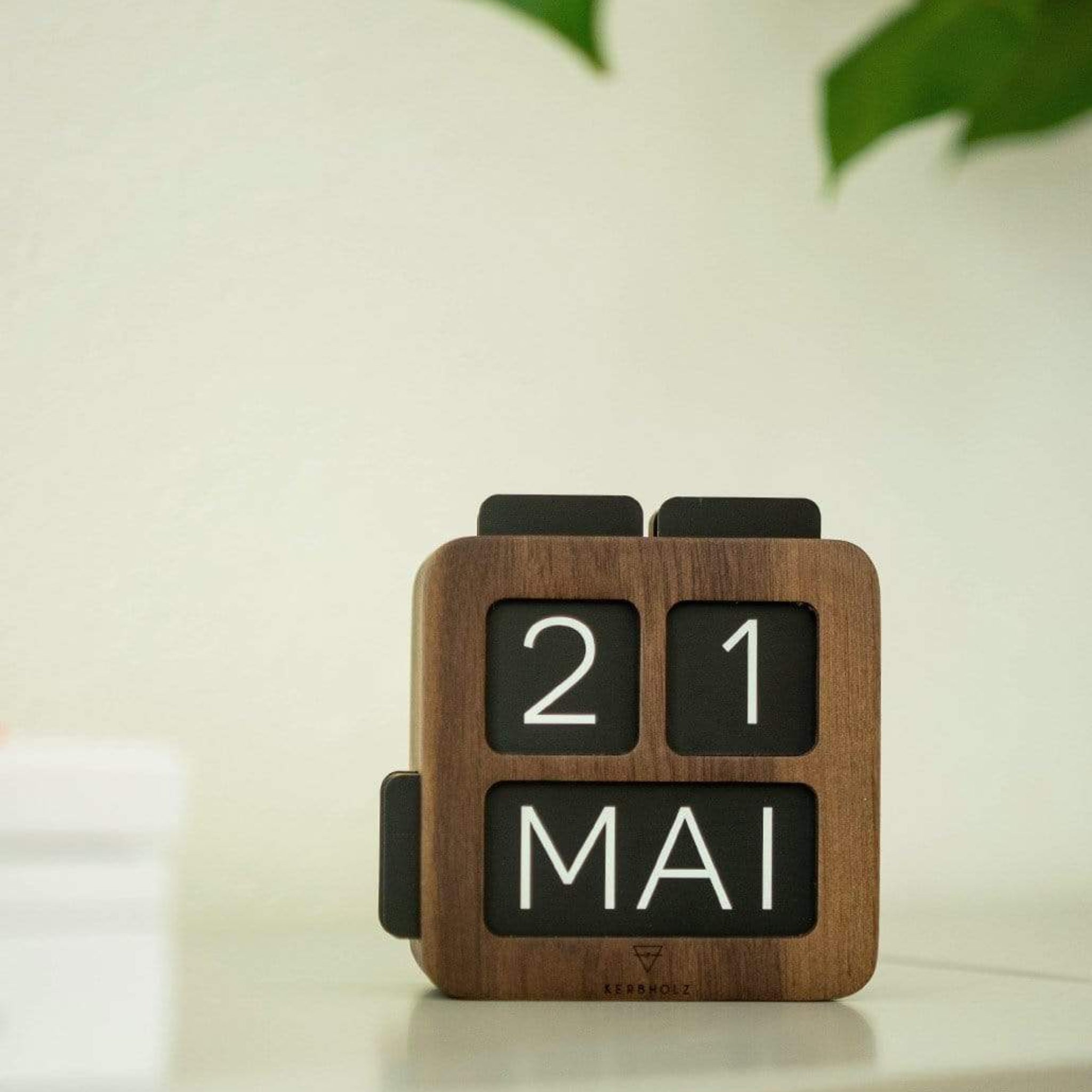 KERBHOLZ Tischkalender aus Massivholz "EWIKK"