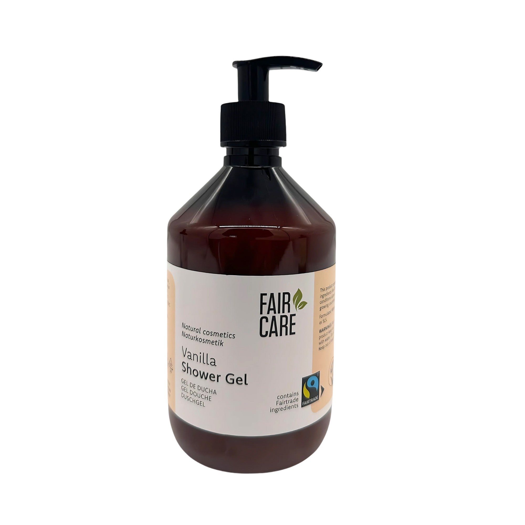 Eine braune Kunststoff-Pumpflasche mit der Aufschrift Fair Care Vanilla Shower Gel und den Logos für Naturkosmetik und Fairtrade. Auf dem Etikett steht, dass es natürliche Inhaltsstoffe enthält. Die Flasche ist vor einem weißen Hintergrund fotografiert.