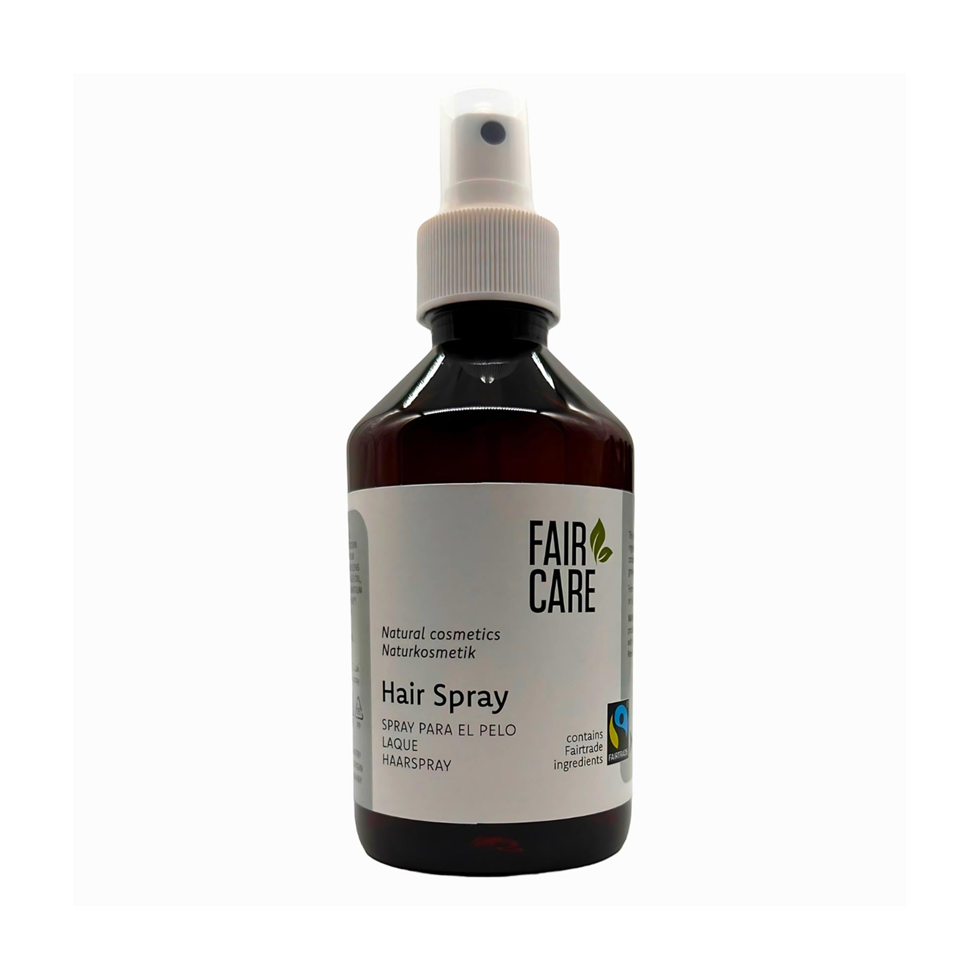 Eine braune Sprühflasche mit der Aufschrift Fair Care Hair Spray mit weißem Sprühkopf und einem Etikett, das auf Naturkosmetik und fair gehandelte Inhaltsstoffe hinweist, steht vor einem schlichten weißen Hintergrund.