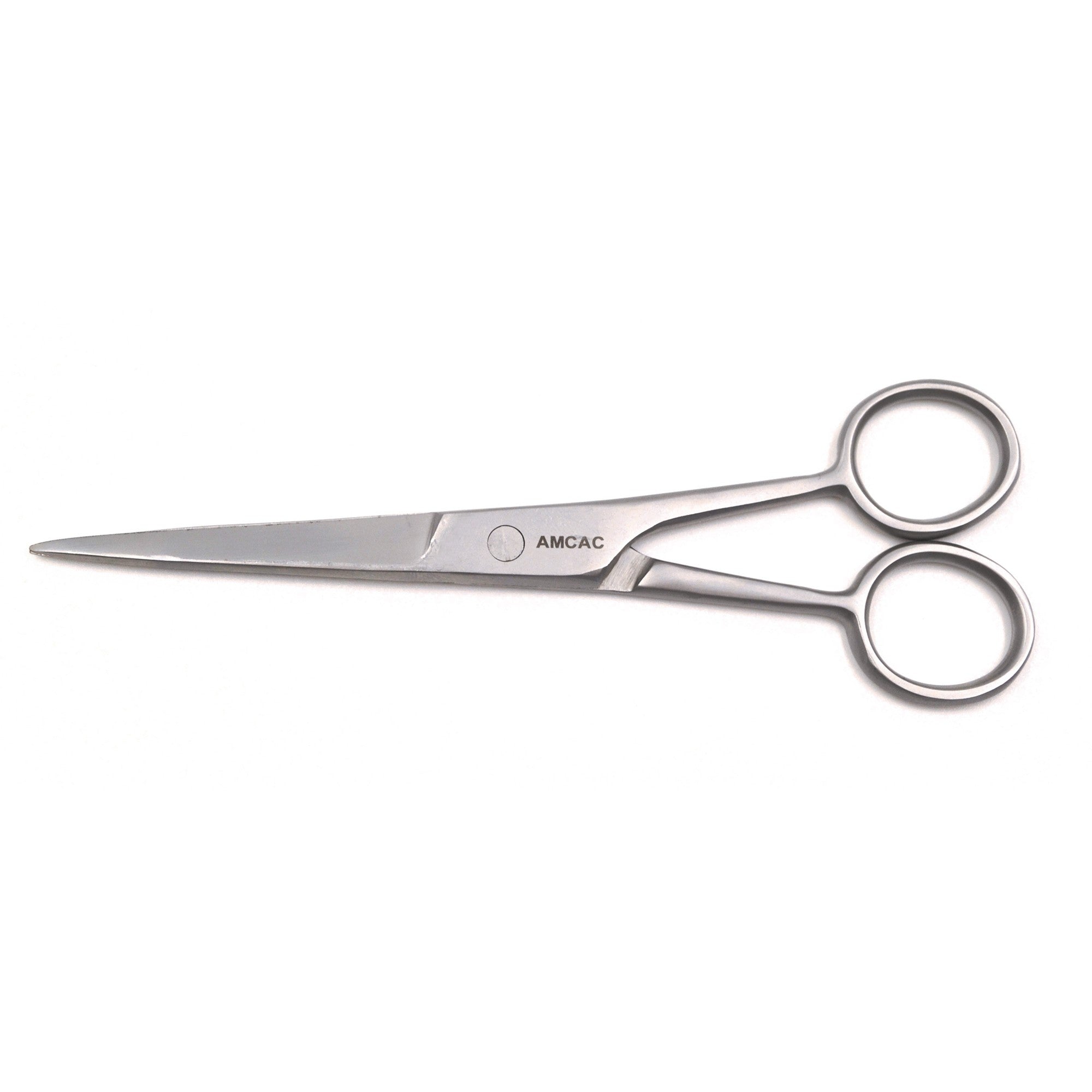 Eine Schere aus rostfreiem Stahl mit geraden Klingen und zwei runden Grifflöchern, die flach auf einem weißen Hintergrund liegt. Auf dem Griff ist das Wort AMCAC eingraviert.