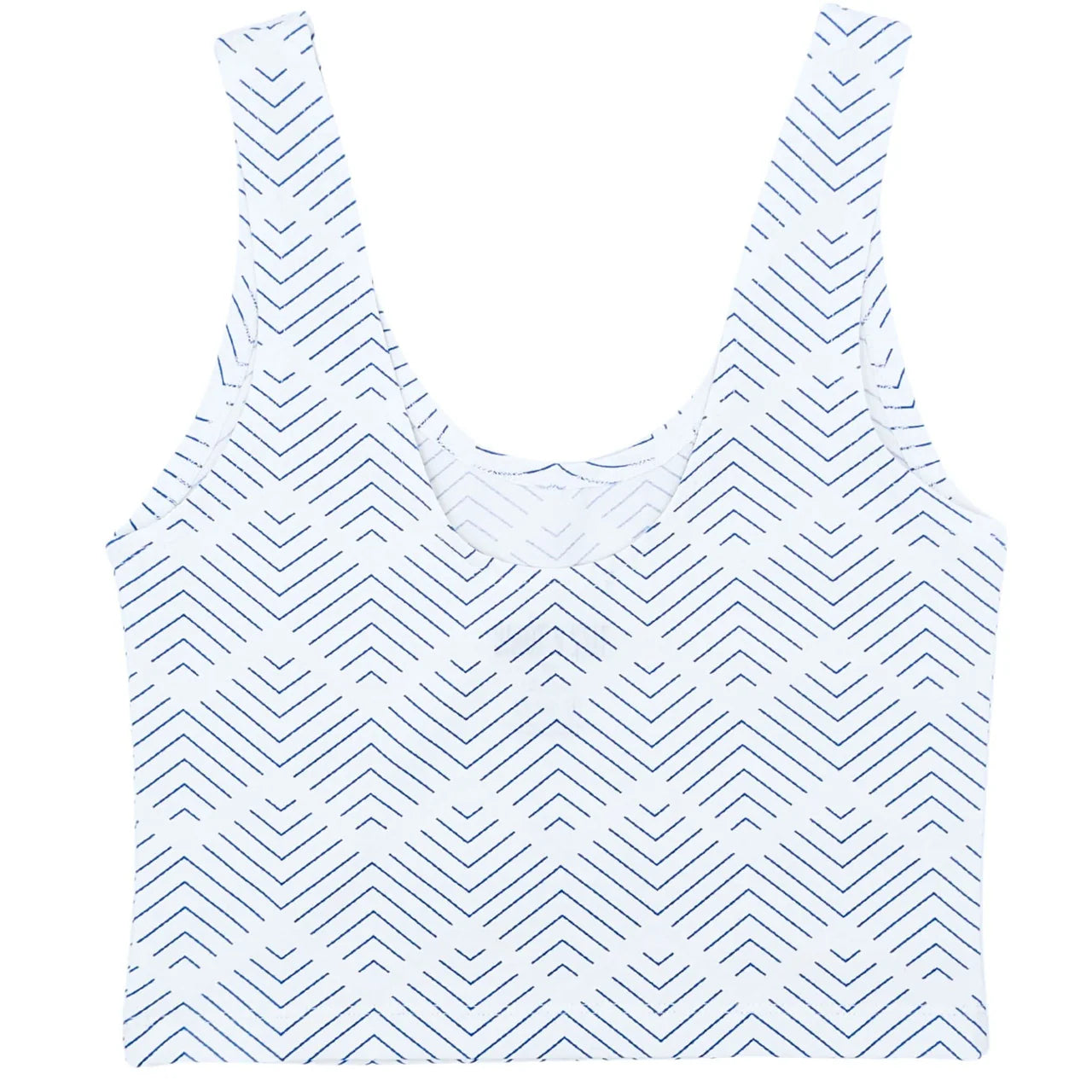 Ein weißes, tailliertes Tank-Top mit einem sich wiederholenden Muster aus dünnen, dunkelblauen Chevron-Linien, die in einem Rautenraster angeordnet sind.