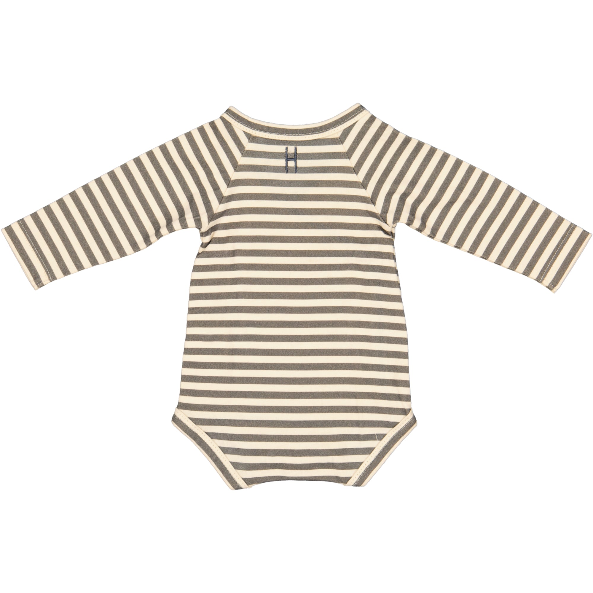 Ein langärmeliger Baby-Strampler mit beigefarbenen und dunkelgrauen Querstreifen, von hinten auf weißem Hintergrund dargestellt.