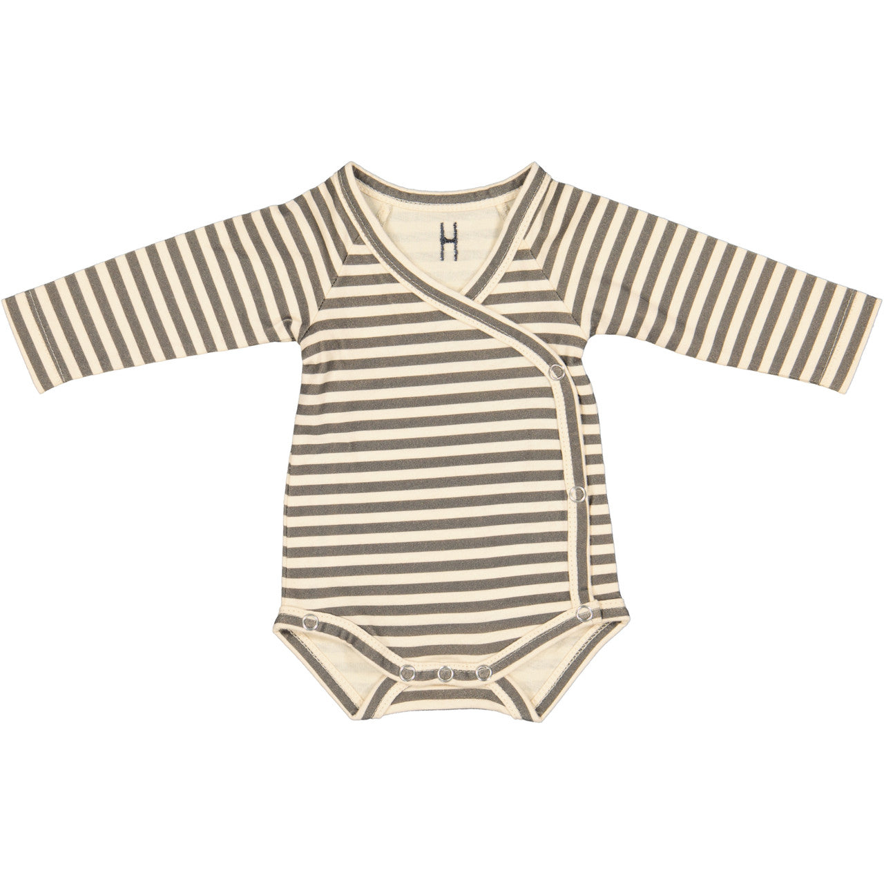 Langärmeliger Baby-Body mit beigefarbenen und dunkelgrauen Querstreifen, Wickelvorderseite mit Druckknopfverschluss und cremefarbenem Saum.